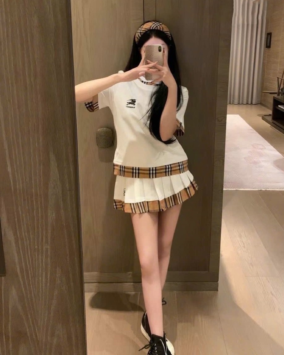 Set áo thun cổ tròn chân váy xếp ly xòe Burberry 4