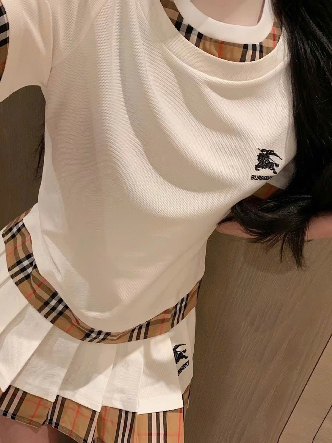 Set áo thun cổ tròn chân váy xếp ly xòe Burberry 10