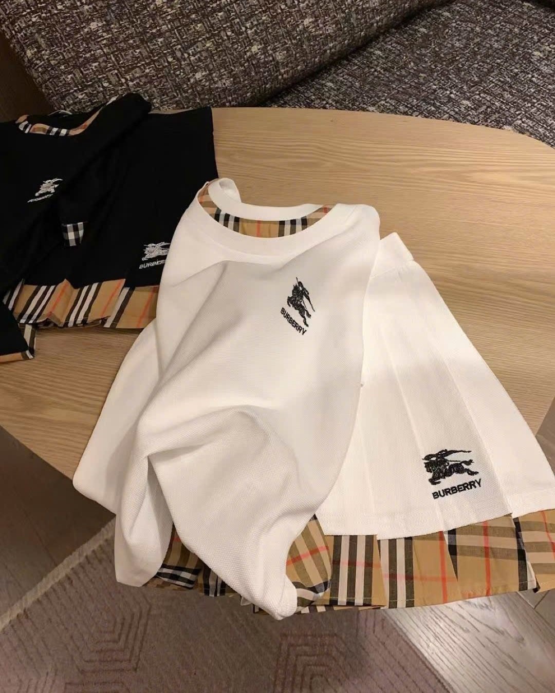 Set áo thun cổ tròn chân váy xếp ly xòe Burberry 13