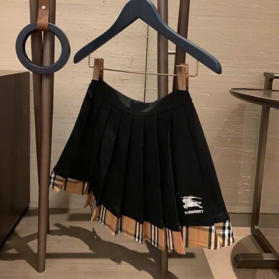Set áo thun cổ tròn chân váy xếp ly xòe Burberry 14