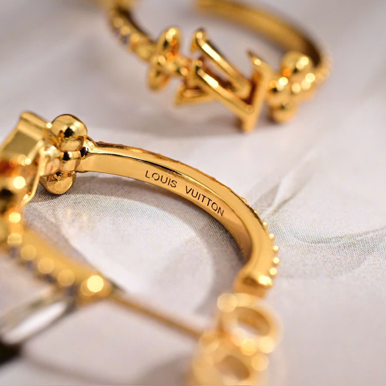 Hoa tai LV Iconic Earrings LV Initials and Monogram Flower Signatures 5