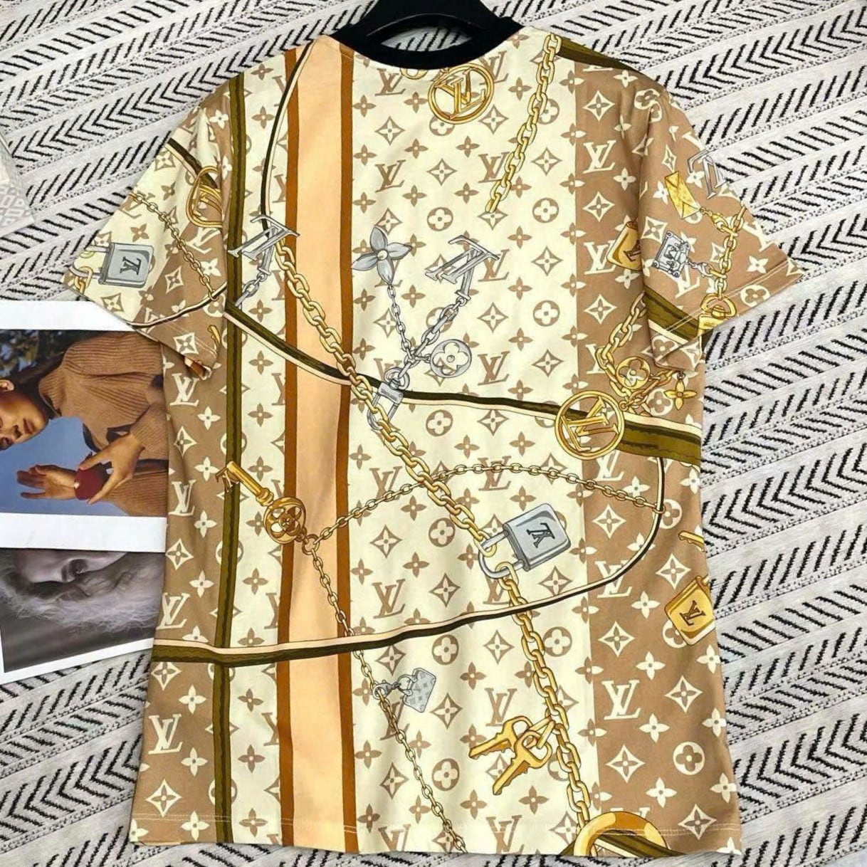 Áo thun LV họa tiết vàng nâu tay ngắn 8