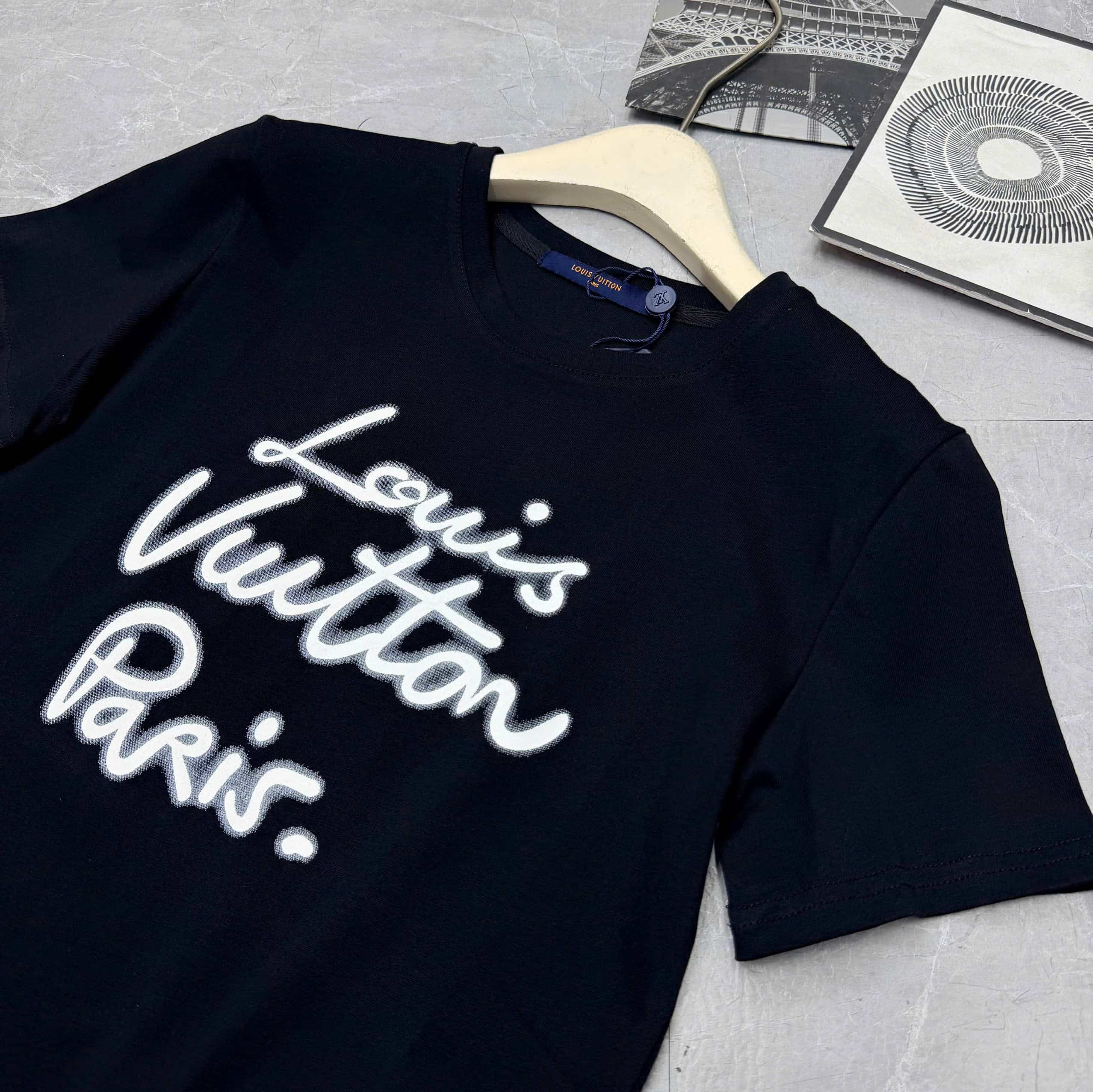 Set áo thun đen họa tiết chữ kèm quần short jean ngắn LV 1