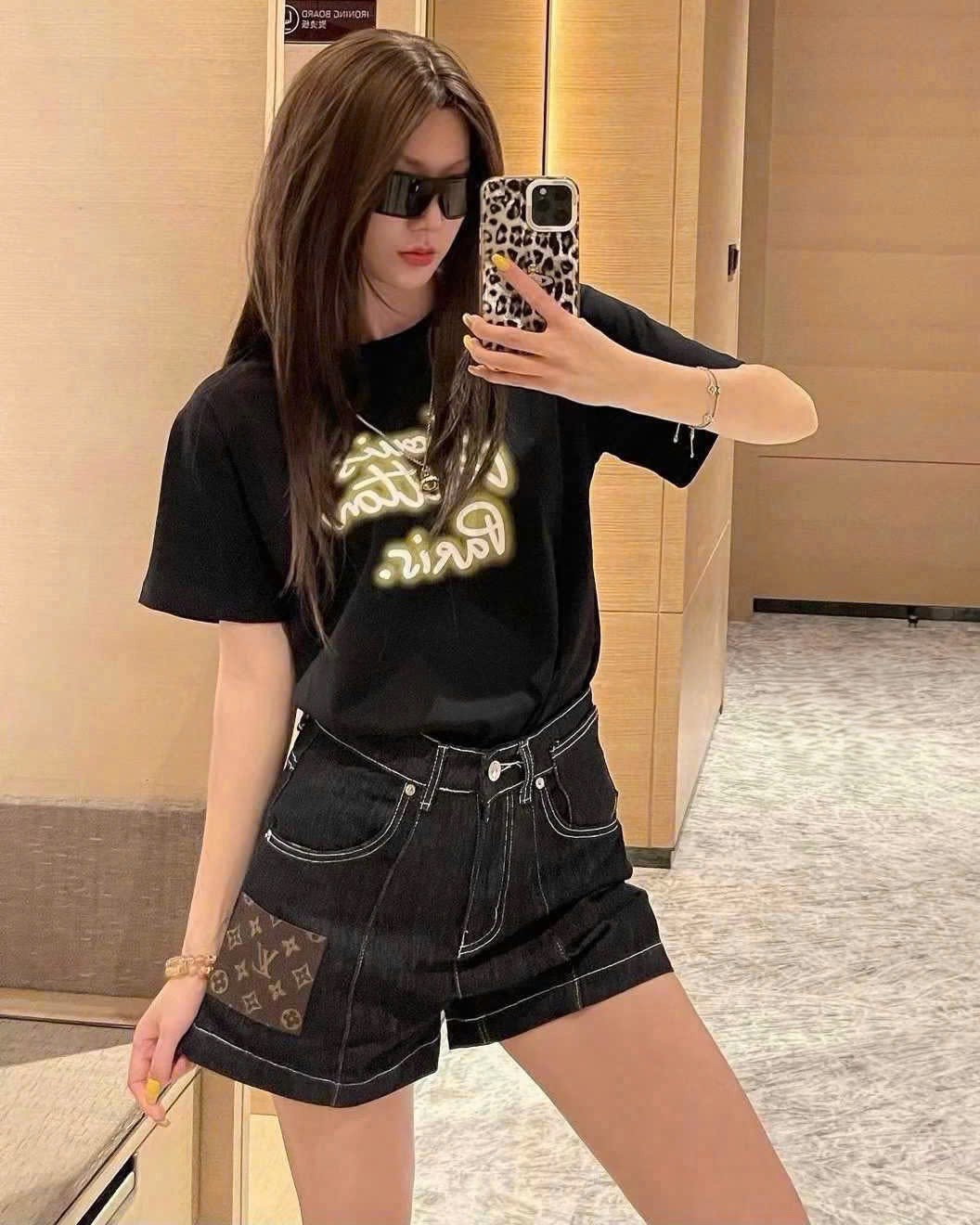 Set áo thun đen họa tiết chữ kèm quần short jean ngắn LV 2