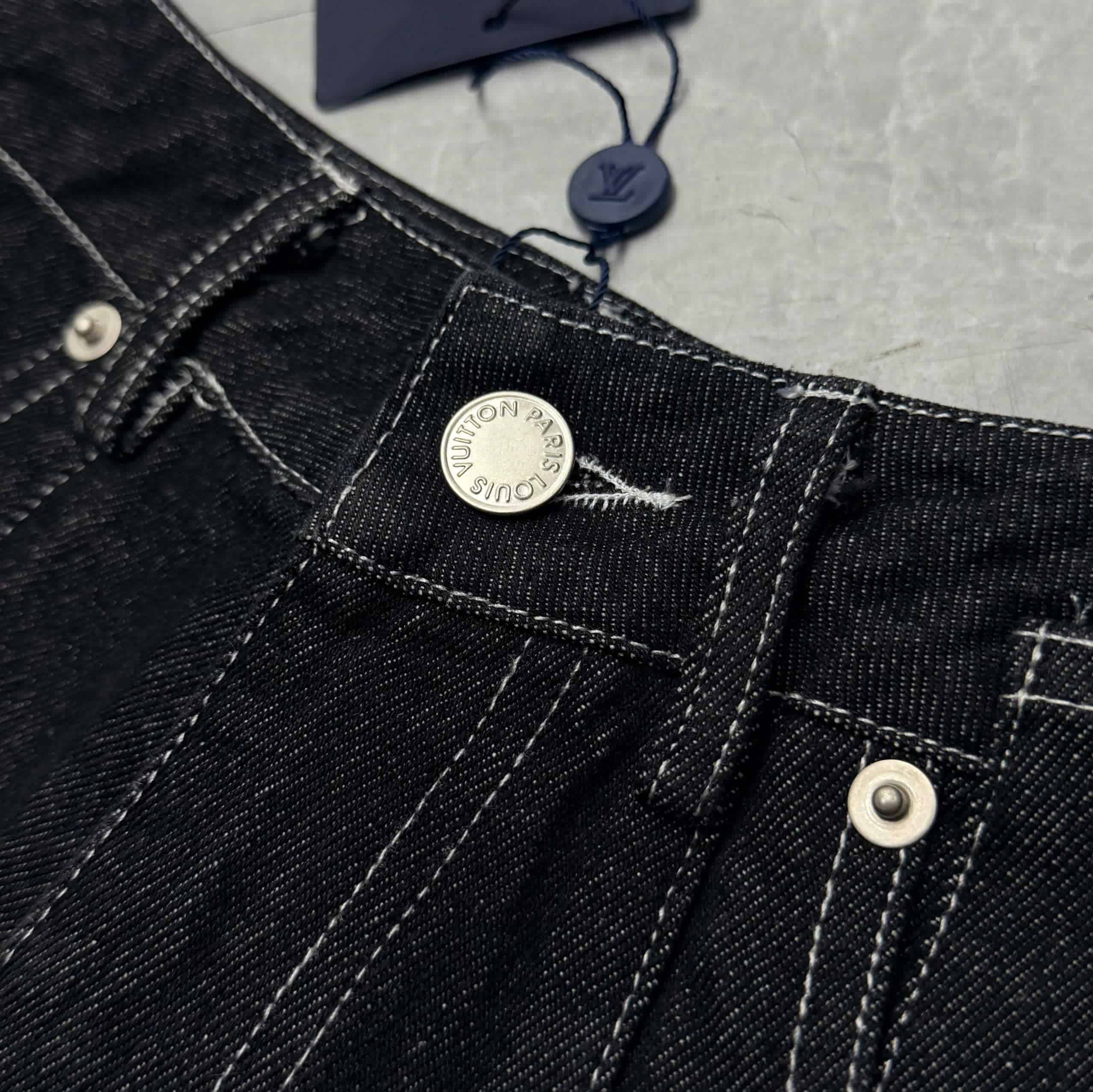 Set áo thun đen họa tiết chữ kèm quần short jean ngắn LV 5
