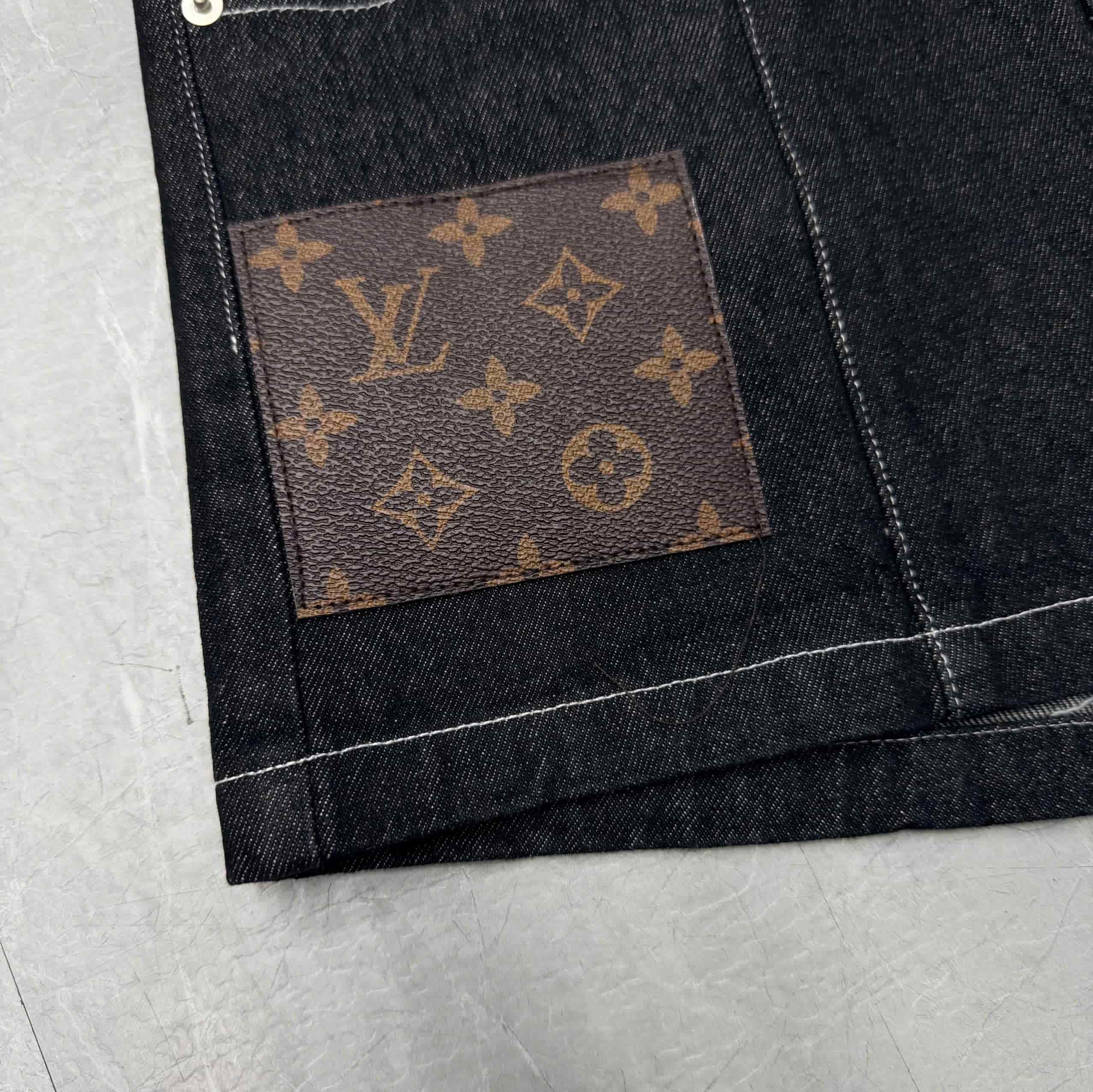 Set áo thun đen họa tiết chữ kèm quần short jean ngắn LV 6
