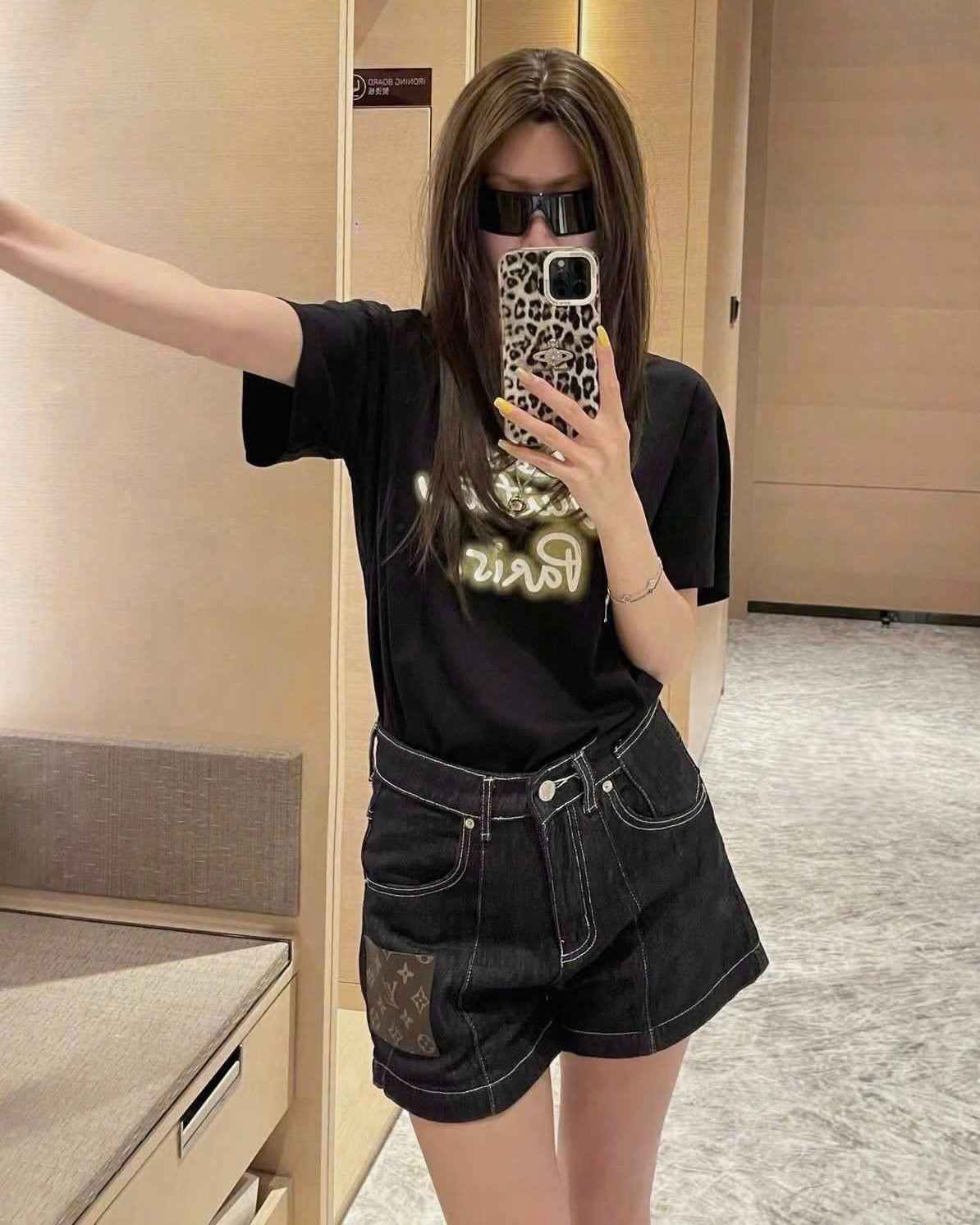 Set áo thun đen họa tiết chữ kèm quần short jean ngắn LV 7