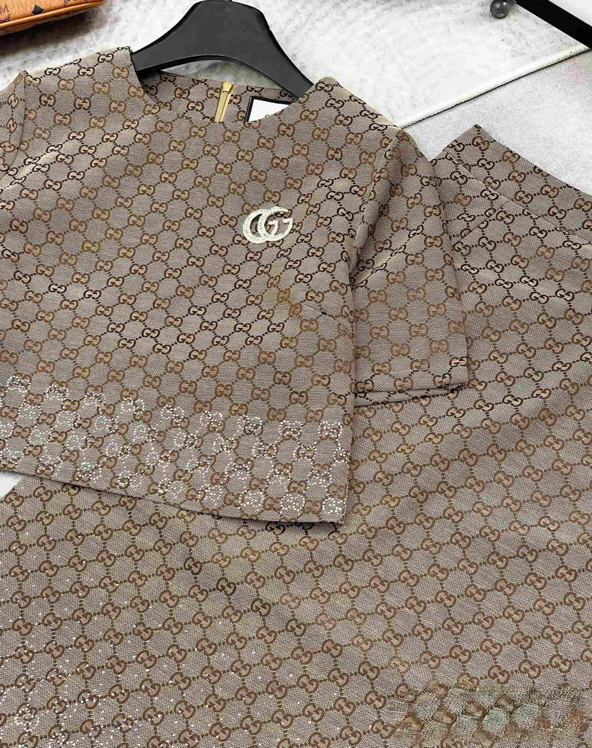 Set áo tay ngắn váy dài ôm Gucci 2