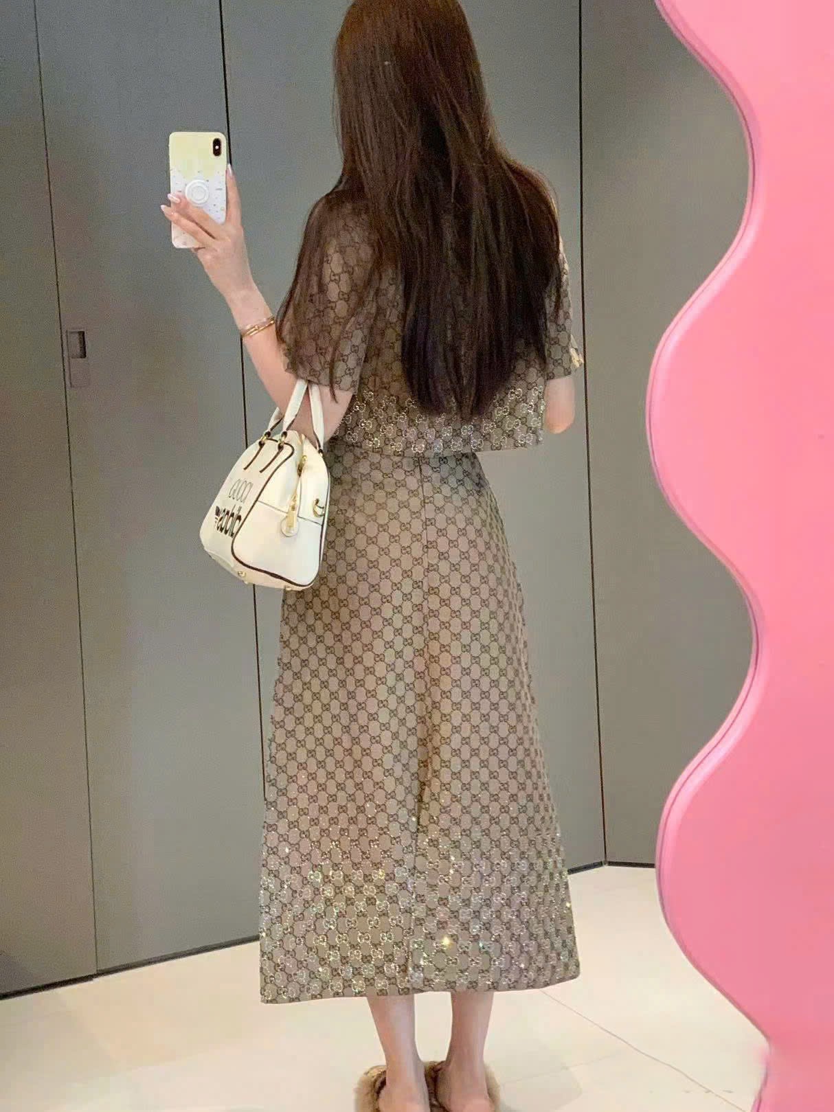 Set áo tay ngắn váy dài ôm Gucci 4