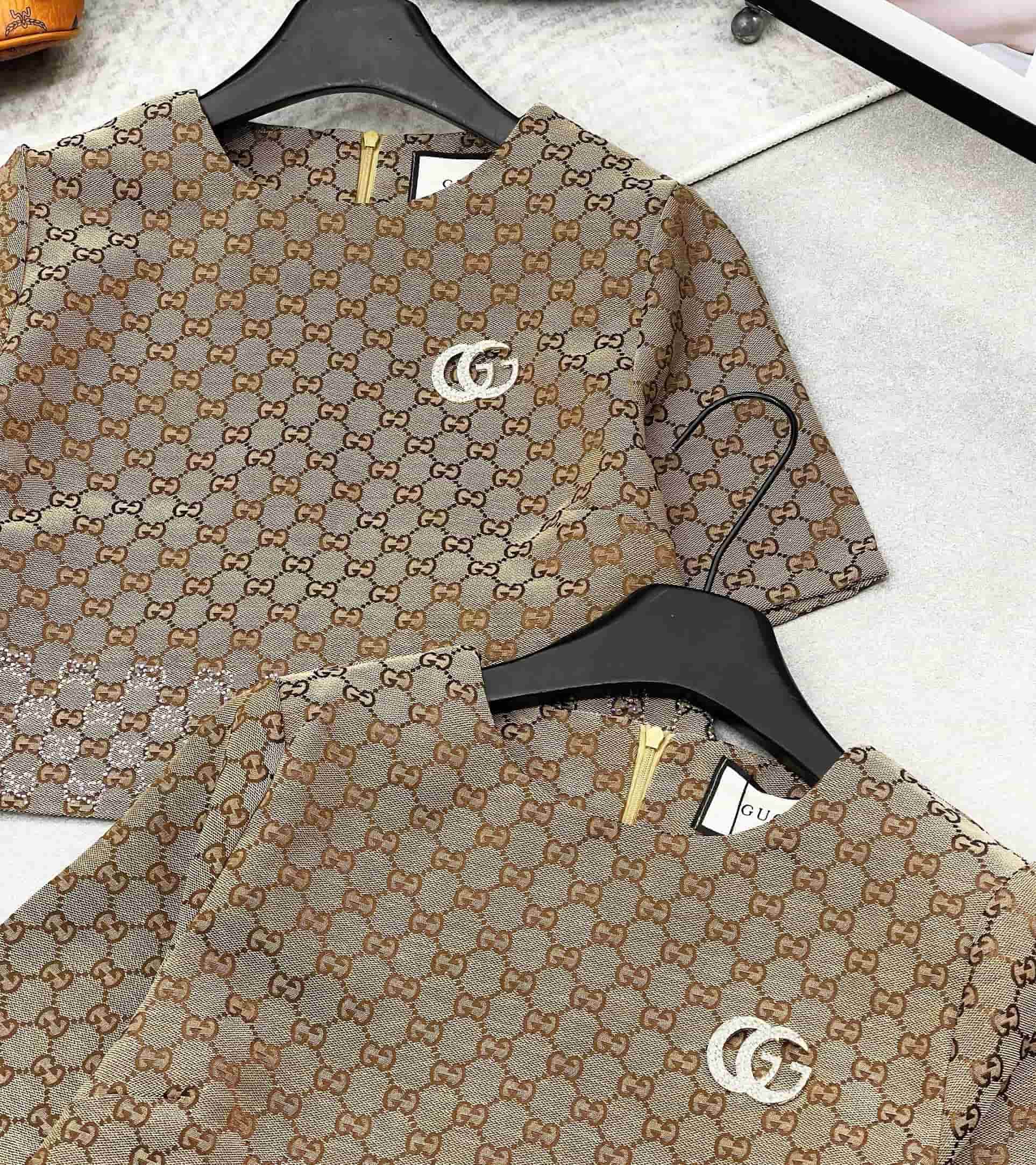 Set áo tay ngắn váy dài ôm Gucci 5