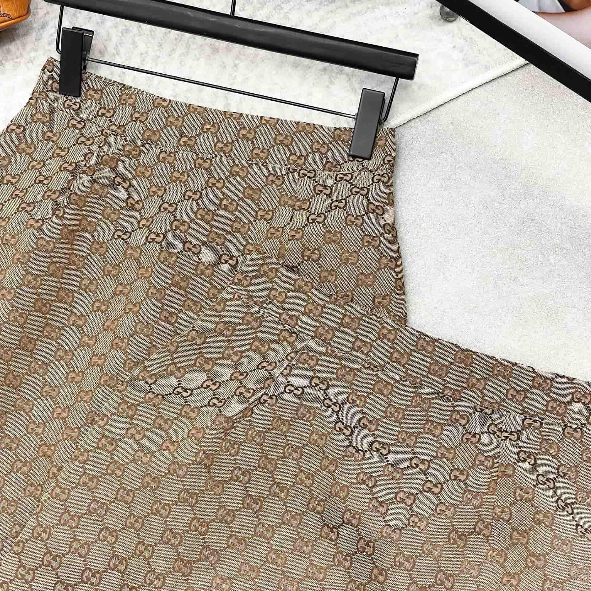 Set áo tay ngắn váy dài ôm Gucci 8