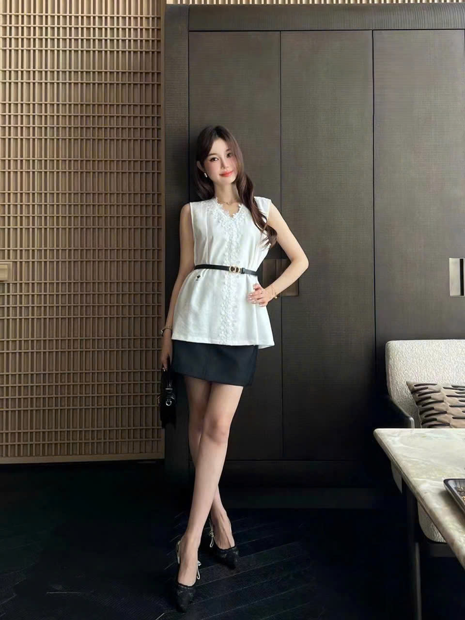 Áo sơ mi sát nách dáng dài xòe Dior kèm thắt lưng đen 7
