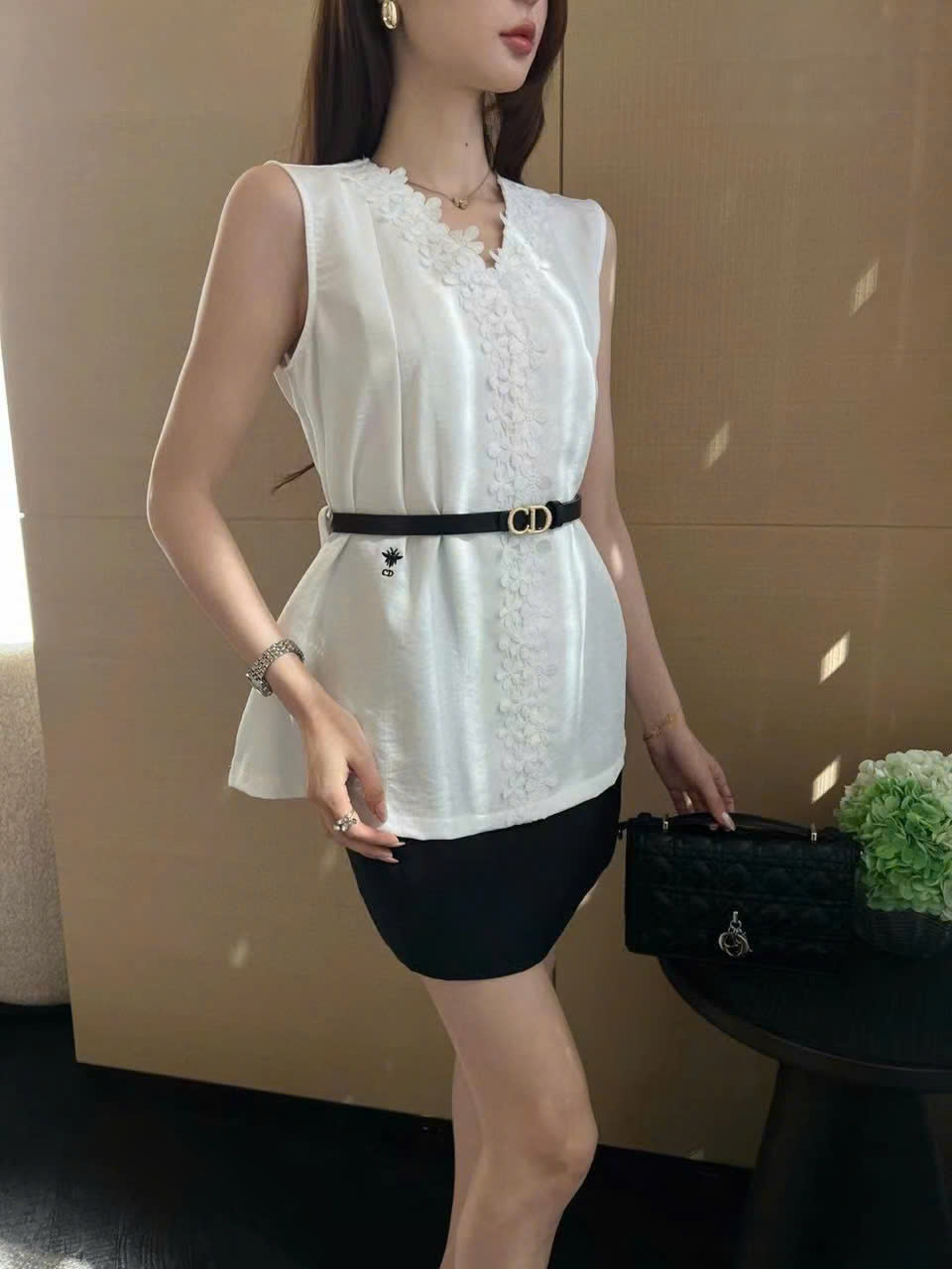 Áo sơ mi sát nách dáng dài xòe Dior kèm thắt lưng đen 10