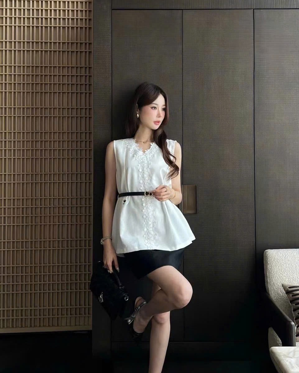 Áo sơ mi sát nách dáng dài xòe Dior kèm thắt lưng đen 1