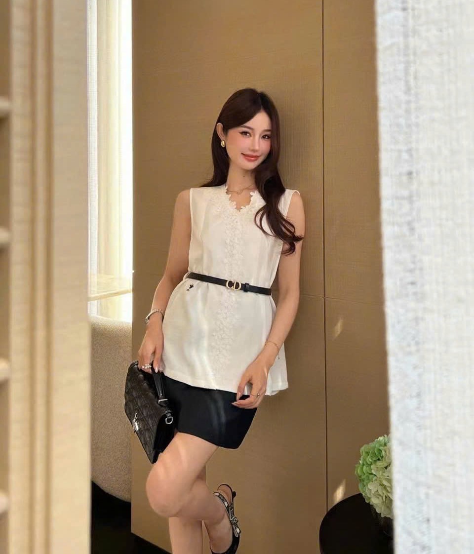 Áo sơ mi sát nách dáng dài xòe Dior kèm thắt lưng đen 4