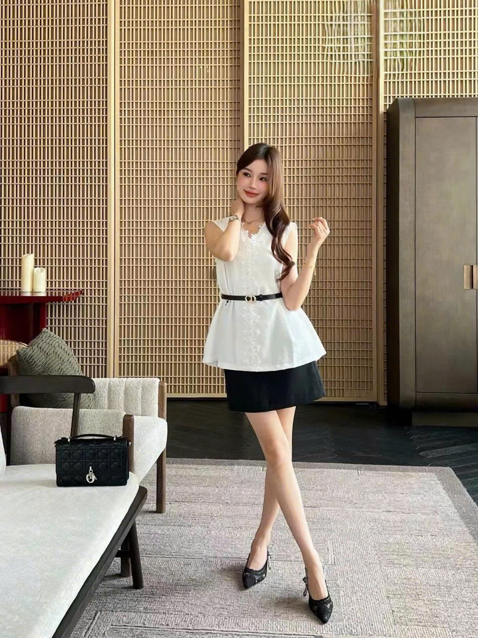 Áo sơ mi sát nách dáng dài xòe Dior kèm thắt lưng đen 5