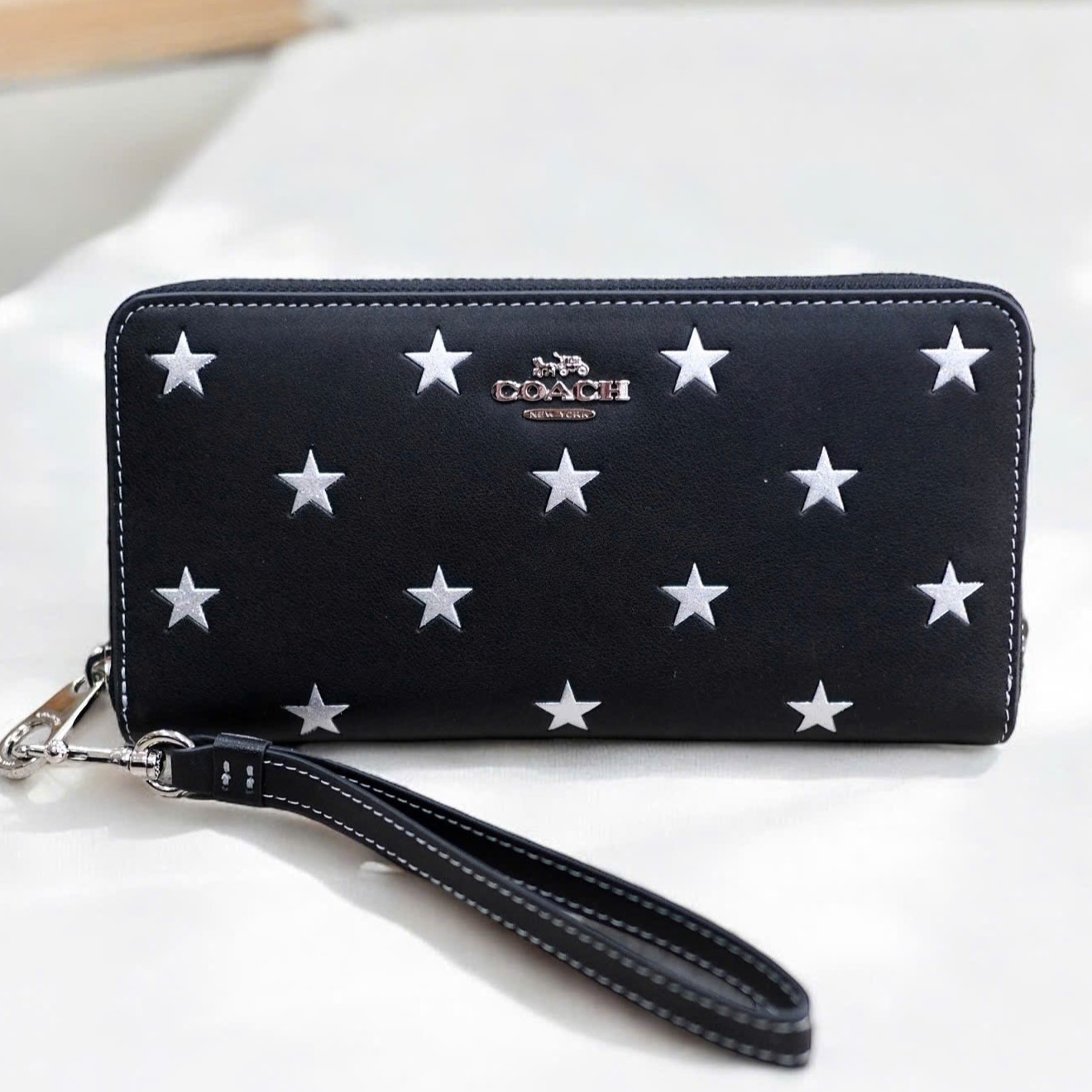 Ví dài Coach Long Zip Around Wallet With Star Print Black Multi CW479 1