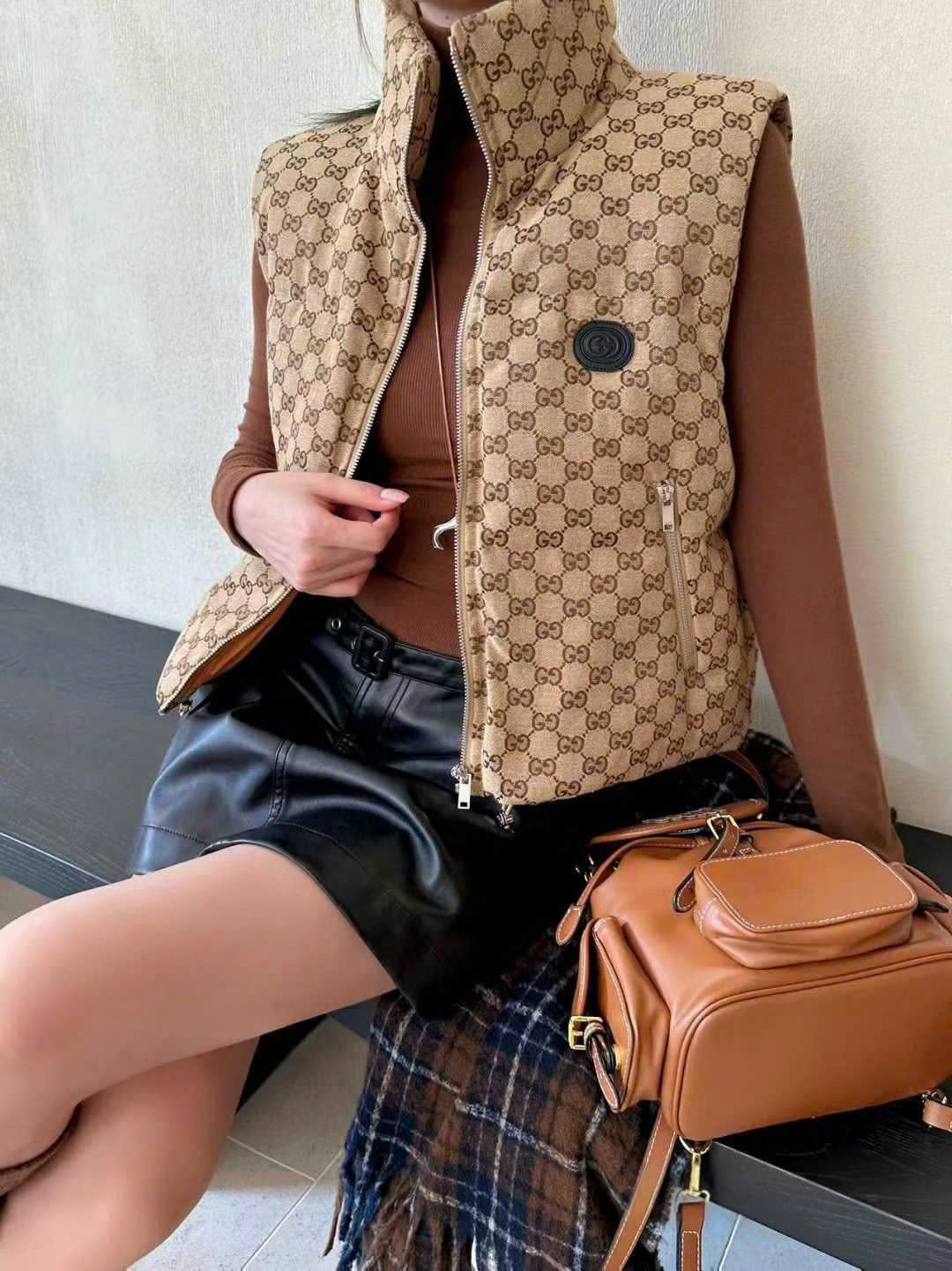 Áo khoác nữ Gucci gile vàng nâu họa tiết hãng 2