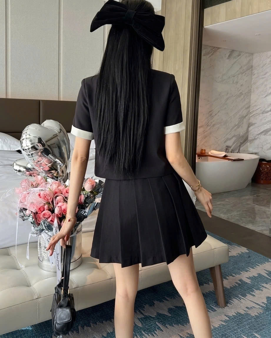 Set áo váy màu đen xếp ly Miu Miu 3
