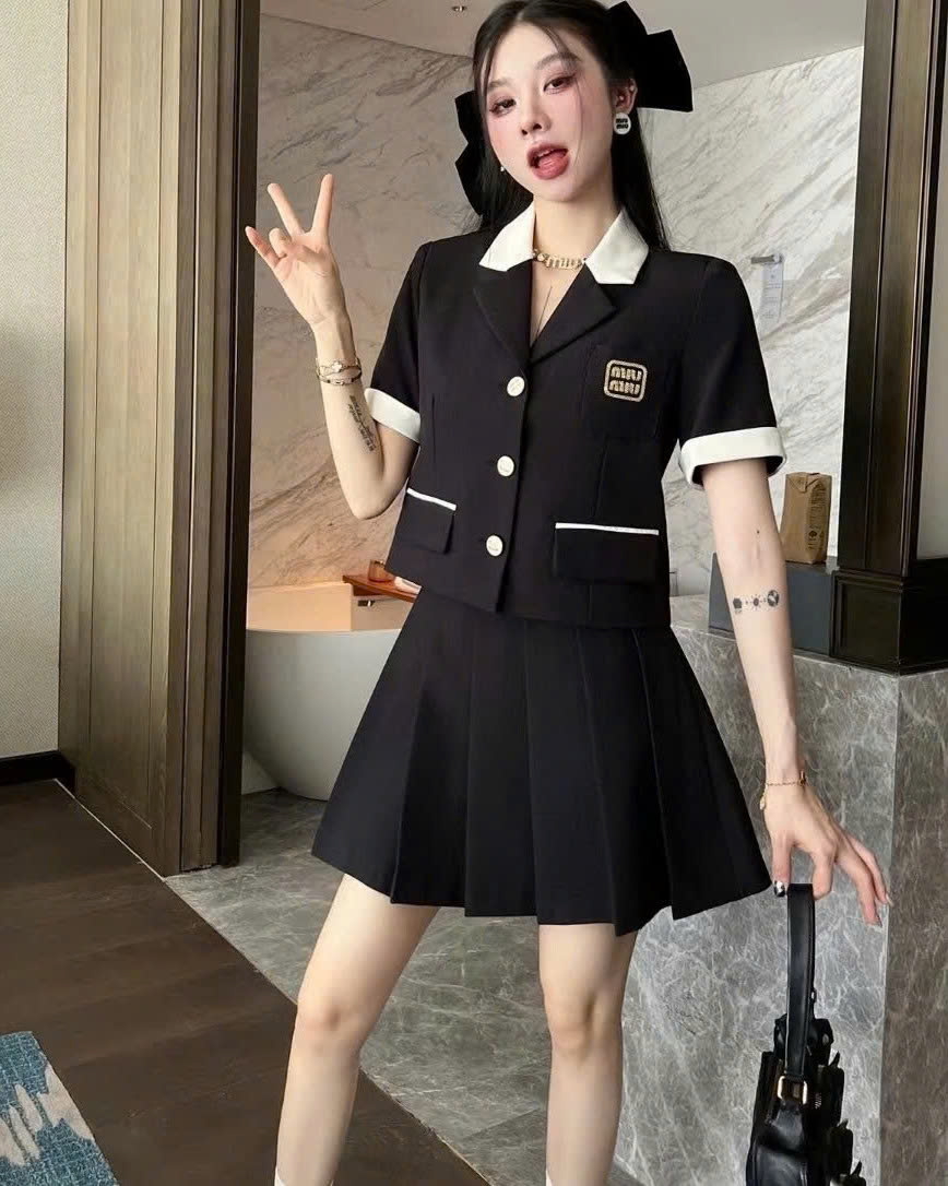 Set áo váy màu đen xếp ly Miu Miu 4