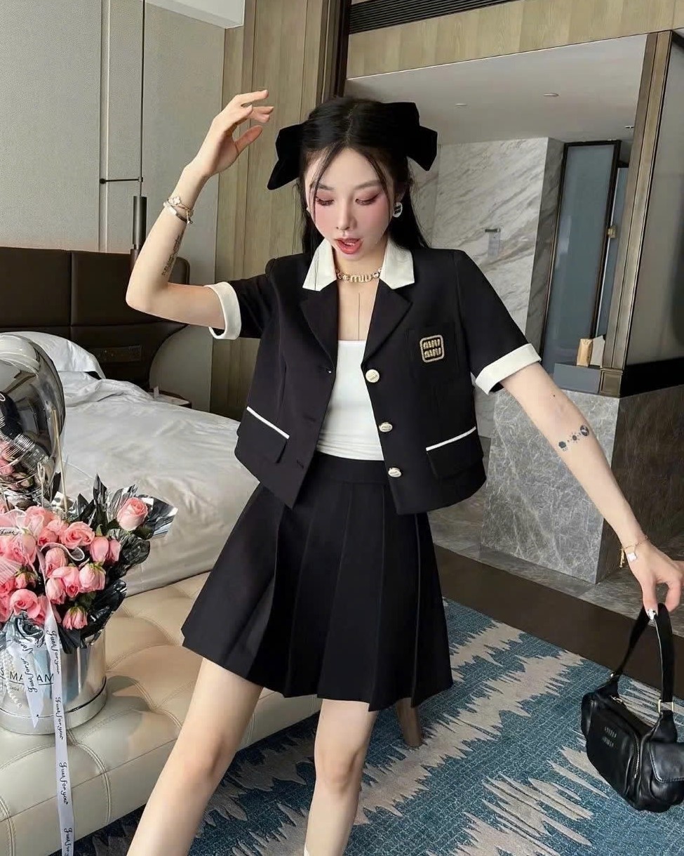 Set áo váy màu đen xếp ly Miu Miu 1