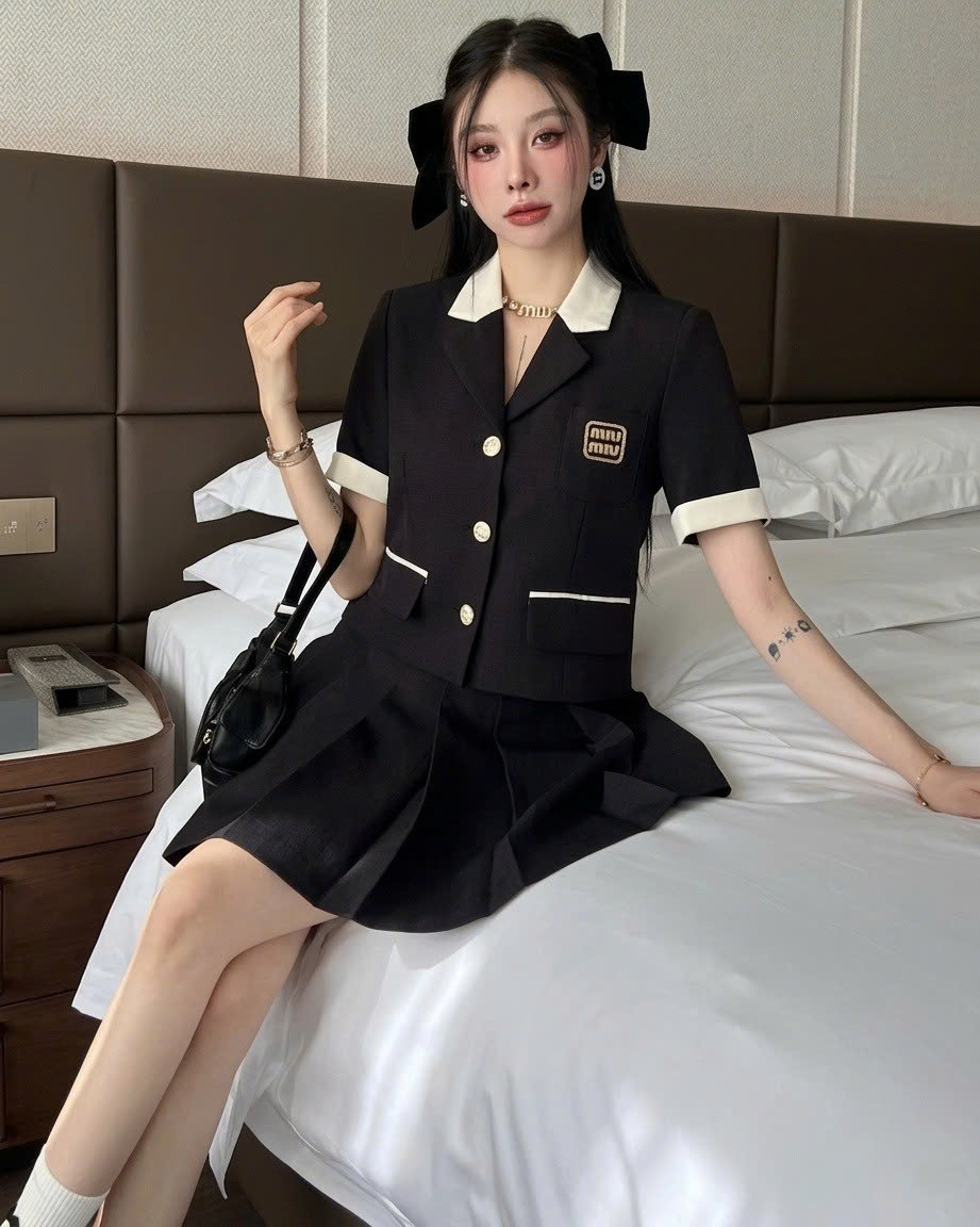 Set áo váy màu đen xếp ly Miu Miu 7