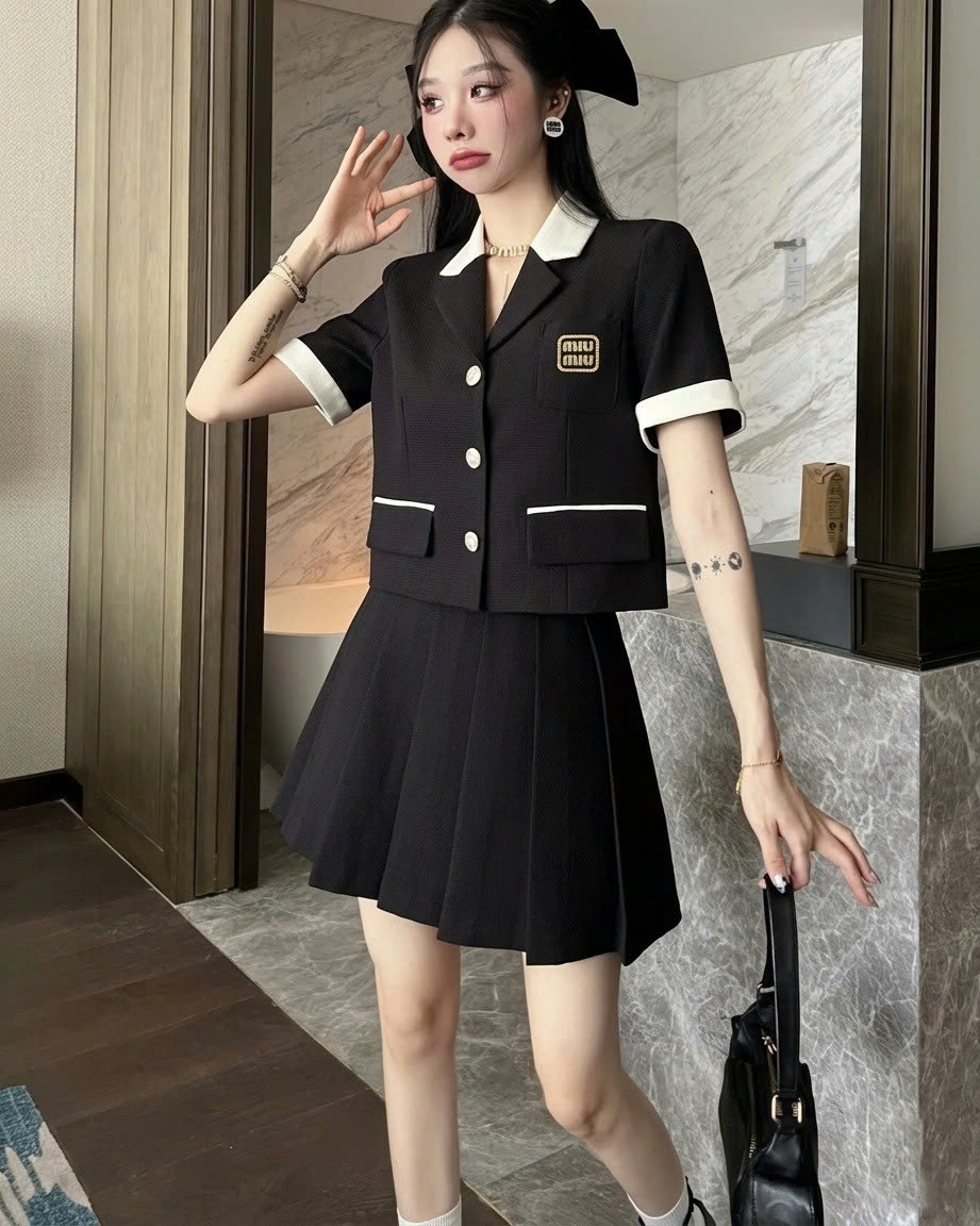 Set áo váy màu đen xếp ly Miu Miu 5