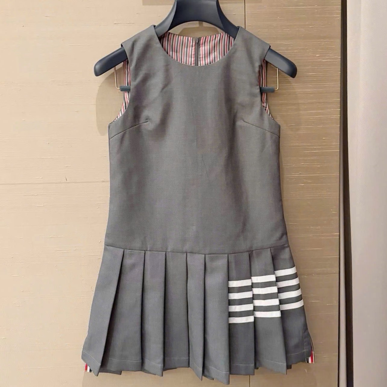 Áo đầm nữ xám sát nách dáng xếp ly Thom Browne 6