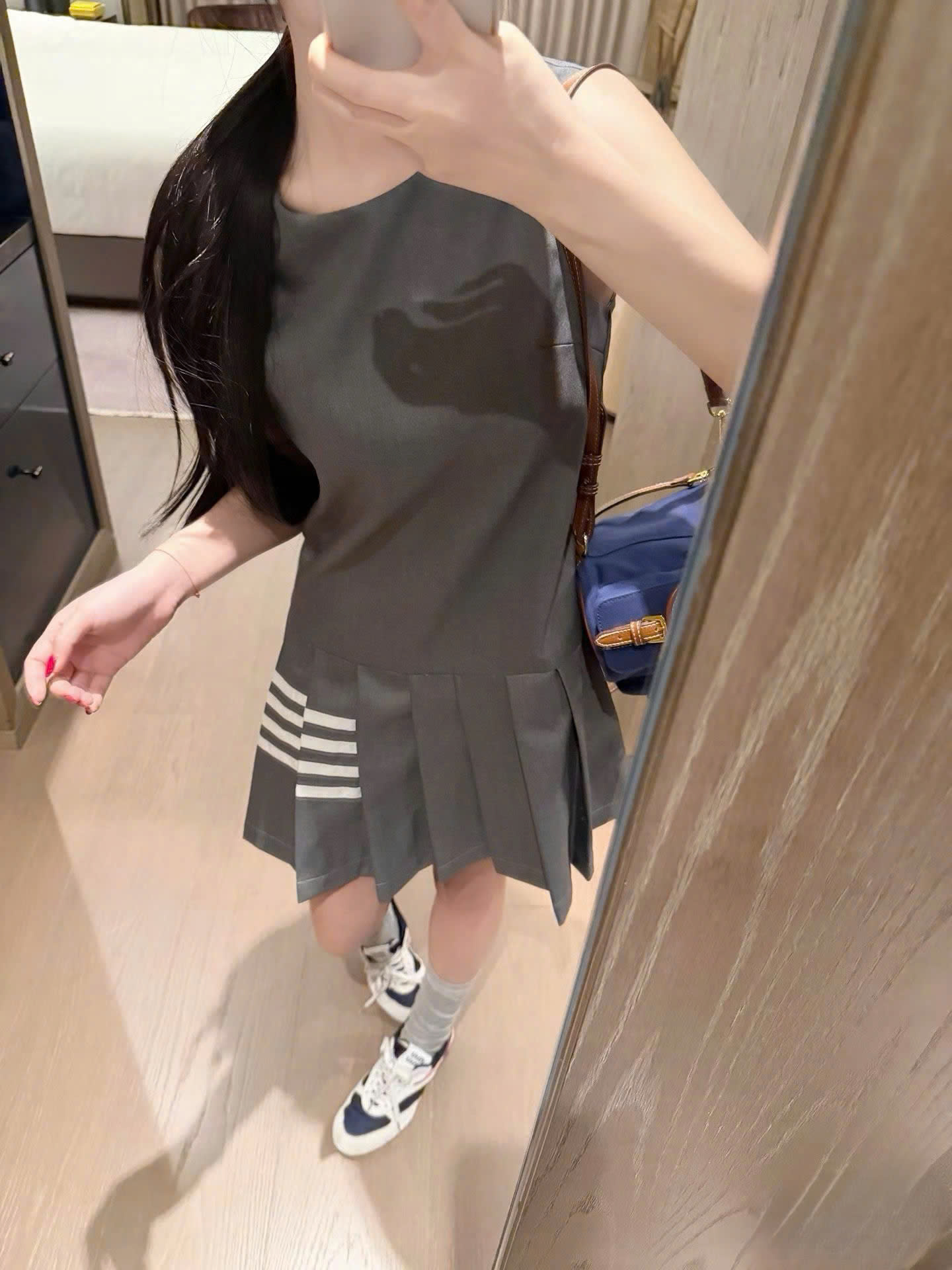 Áo đầm nữ xám sát nách dáng xếp ly Thom Browne 7