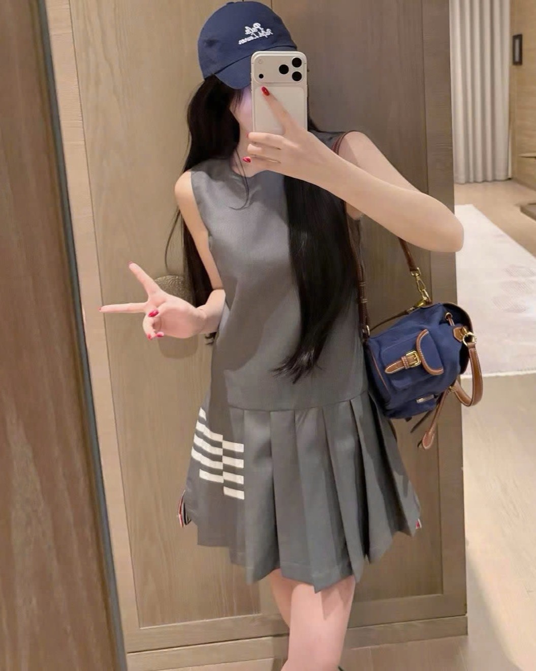 Áo đầm nữ xám sát nách dáng xếp ly Thom Browne 5