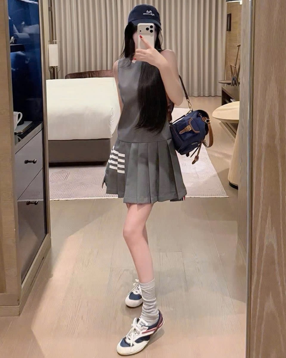 Áo đầm nữ xám sát nách dáng xếp ly Thom Browne 8