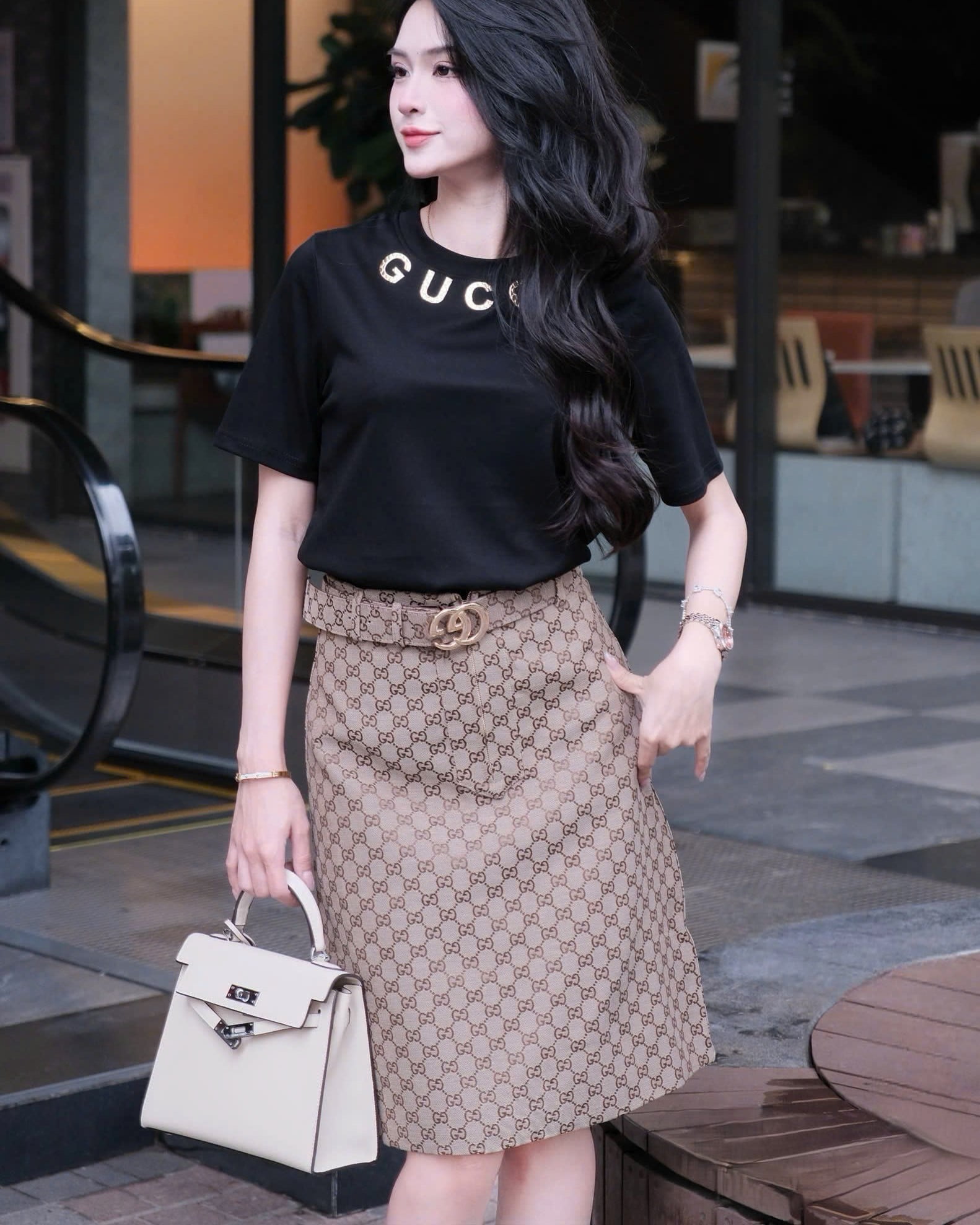 Set áo thun trắng đen váy ôm dài nâu Gucci 2