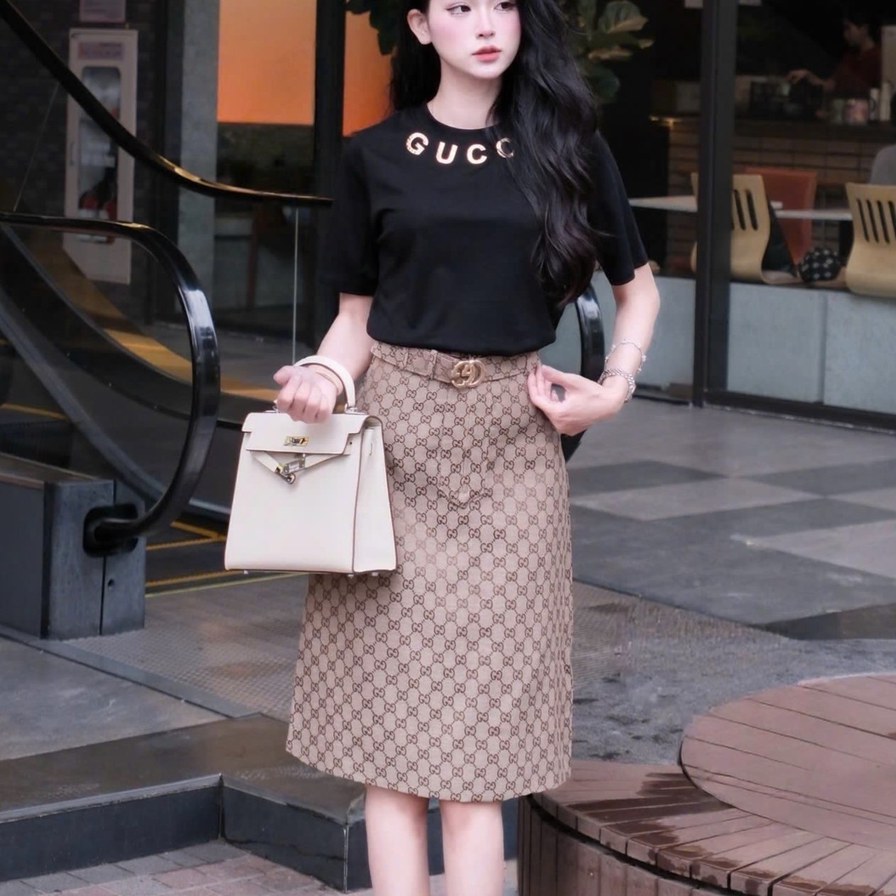 Set áo thun trắng đen váy ôm dài nâu Gucci 5