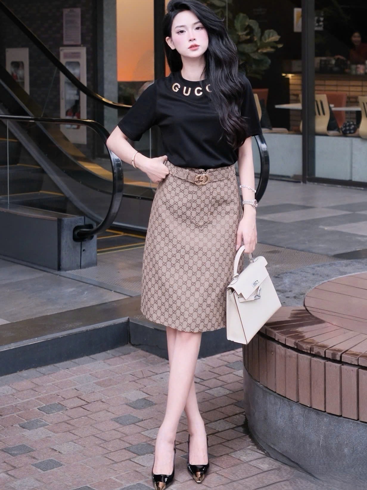 Set áo thun trắng đen váy ôm dài nâu Gucci 8