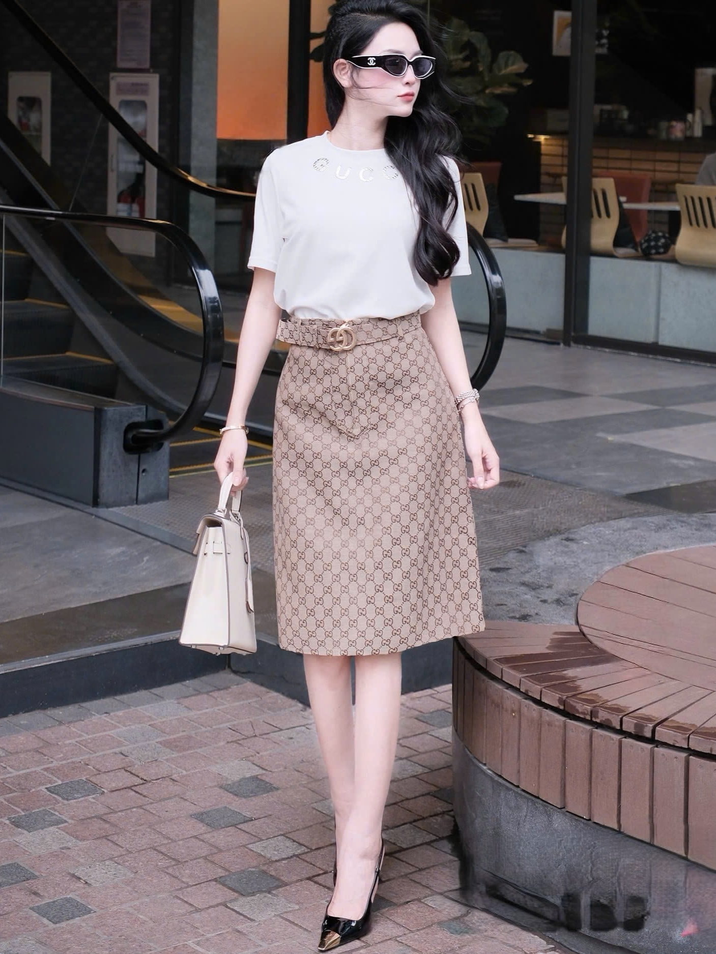 Set áo thun trắng đen váy ôm dài nâu Gucci 9