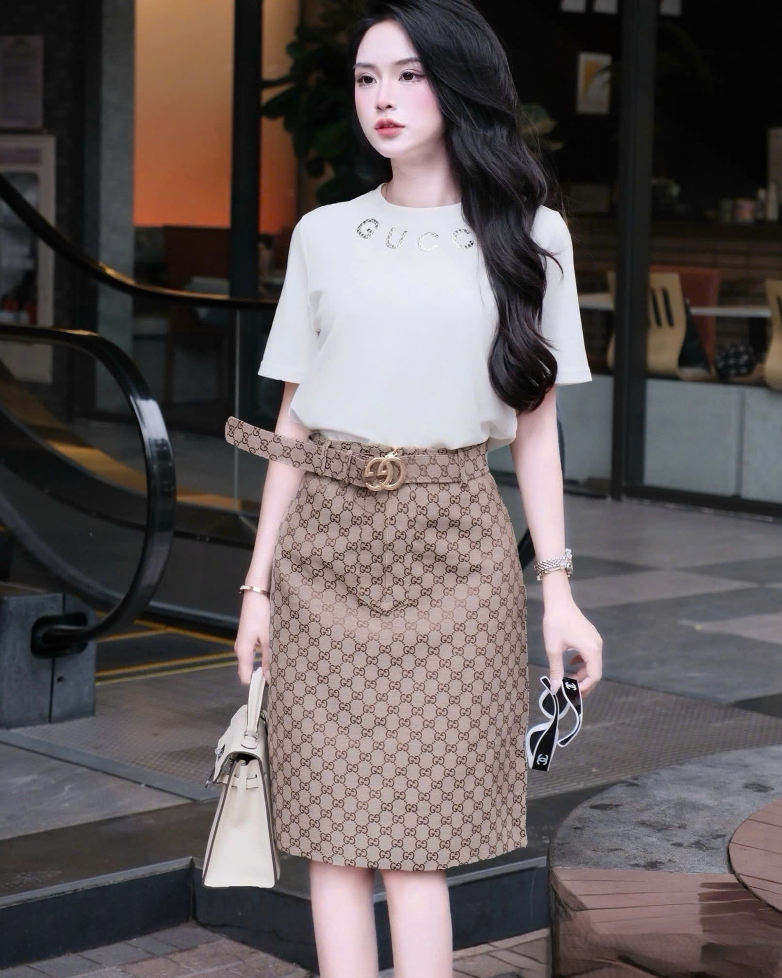 Set áo thun trắng đen váy ôm dài nâu Gucci 10