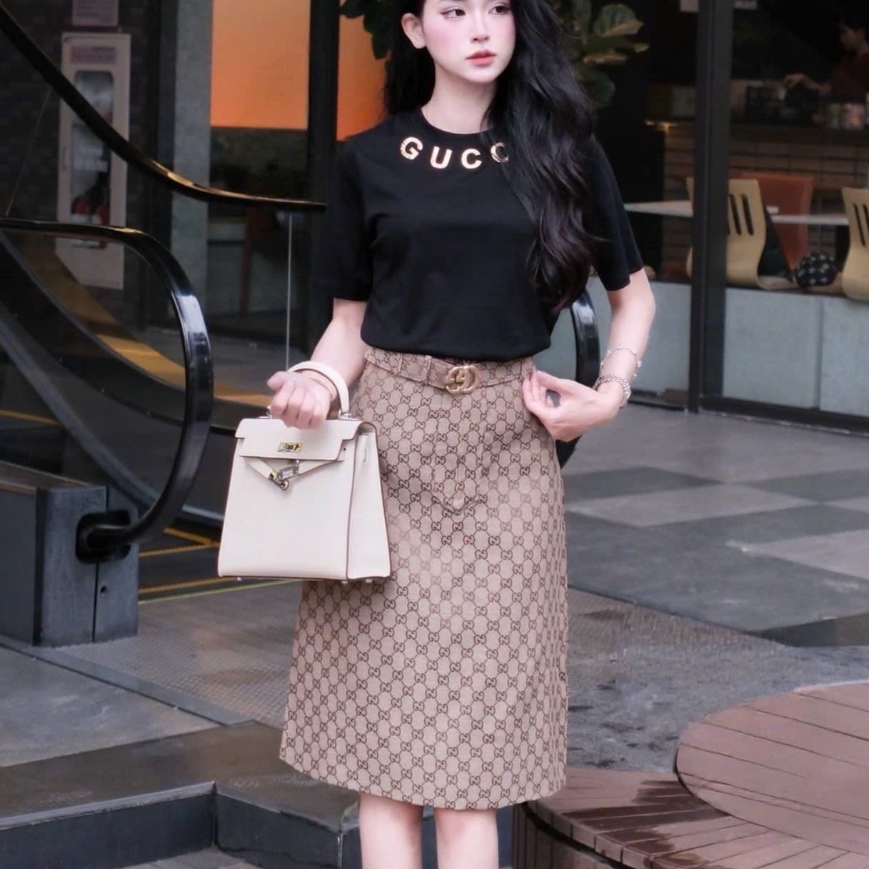Set áo thun trắng đen váy ôm dài nâu Gucci 11