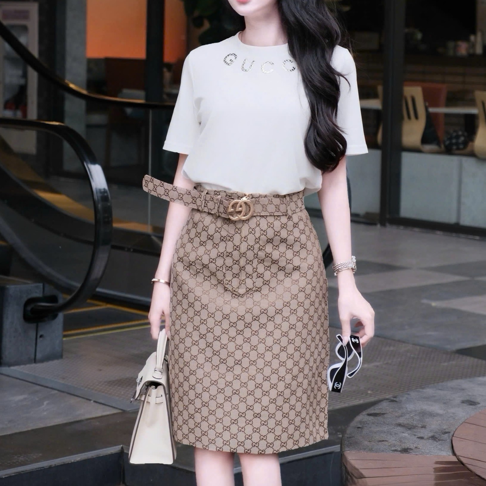 Set áo thun trắng đen váy ôm dài nâu Gucci 12