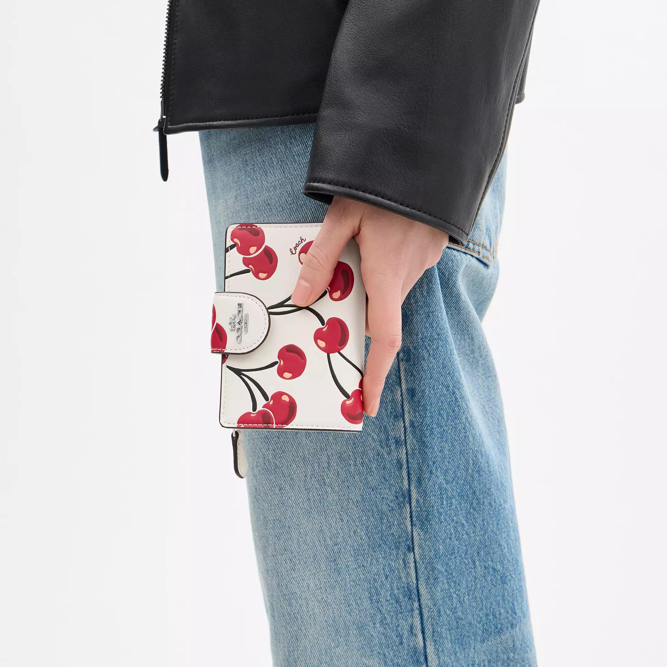 Ví Coach nữ Medium Corner Zip Wallet With Cherry Print CZ762 1
