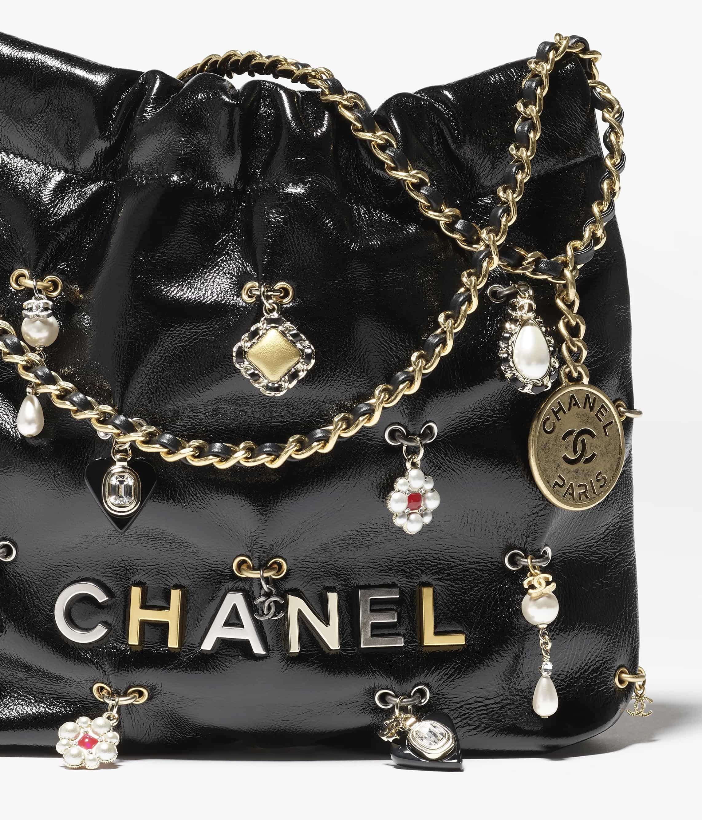 TÚI XÁCH NỮ CHANEL 22 MINI HANDBAG BLACK WITH BIJOUX CHARMS 1