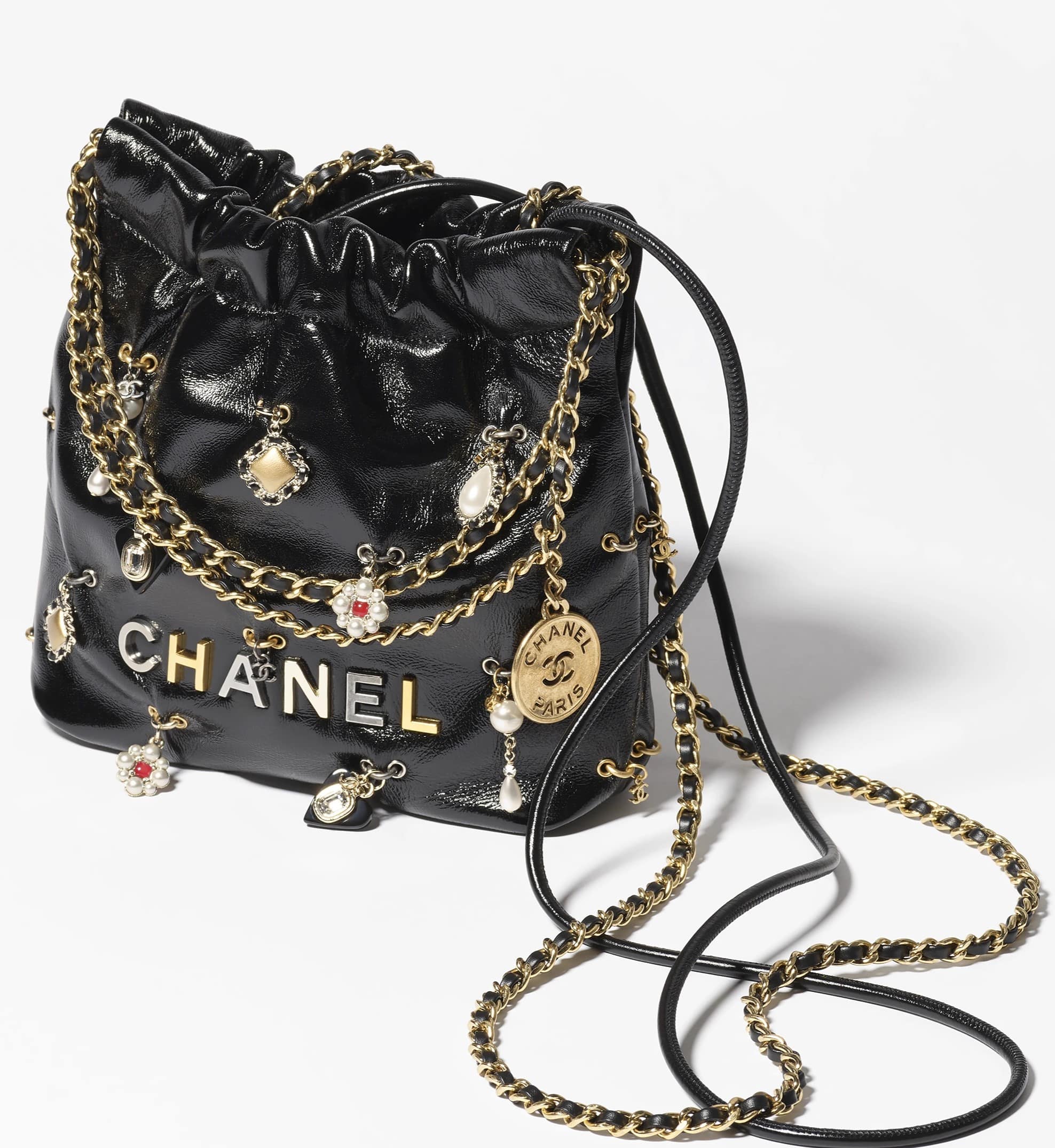 TÚI XÁCH NỮ CHANEL 22 MINI HANDBAG BLACK WITH BIJOUX CHARMS 2