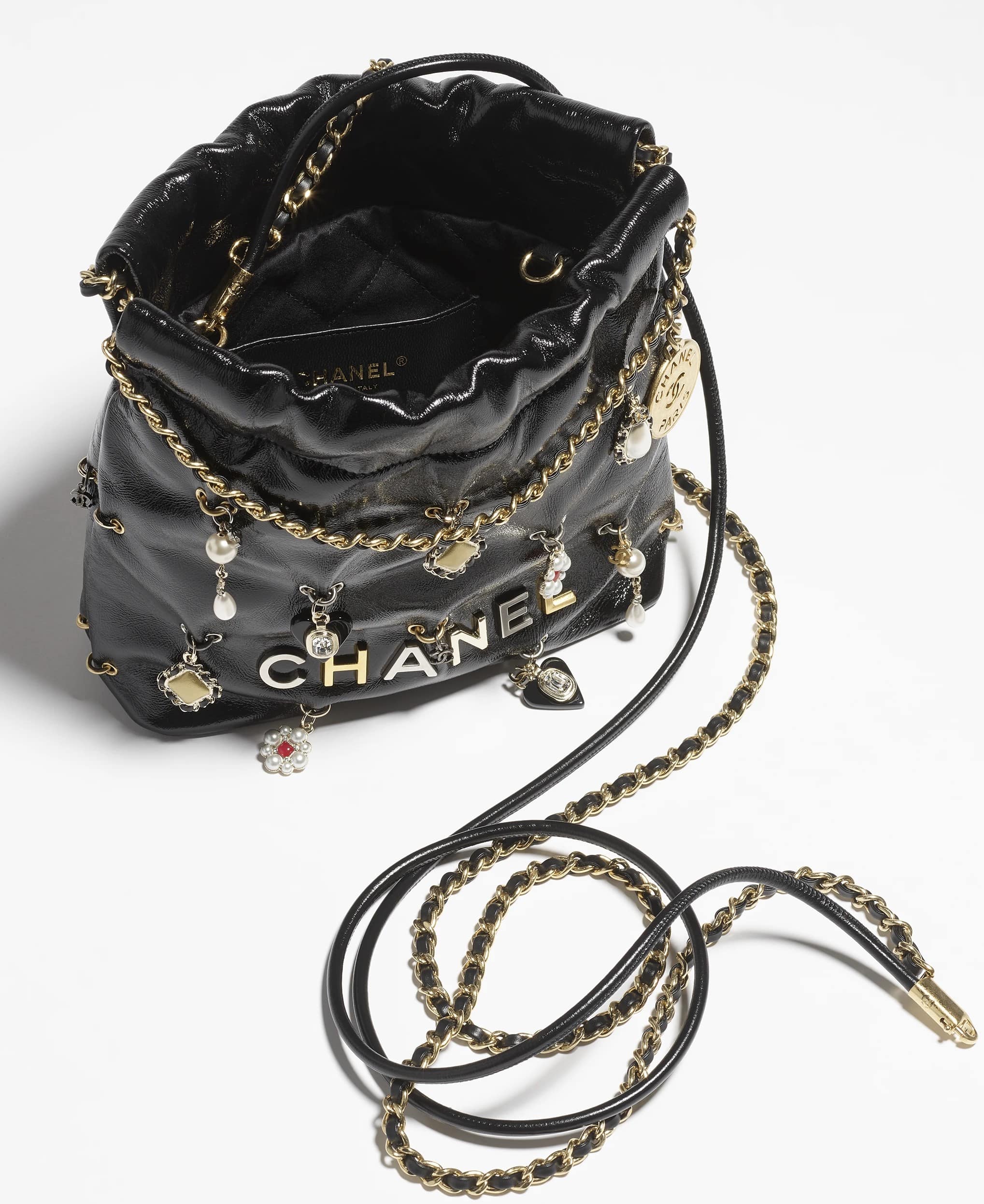 TÚI XÁCH NỮ CHANEL 22 MINI HANDBAG BLACK WITH BIJOUX CHARMS 3