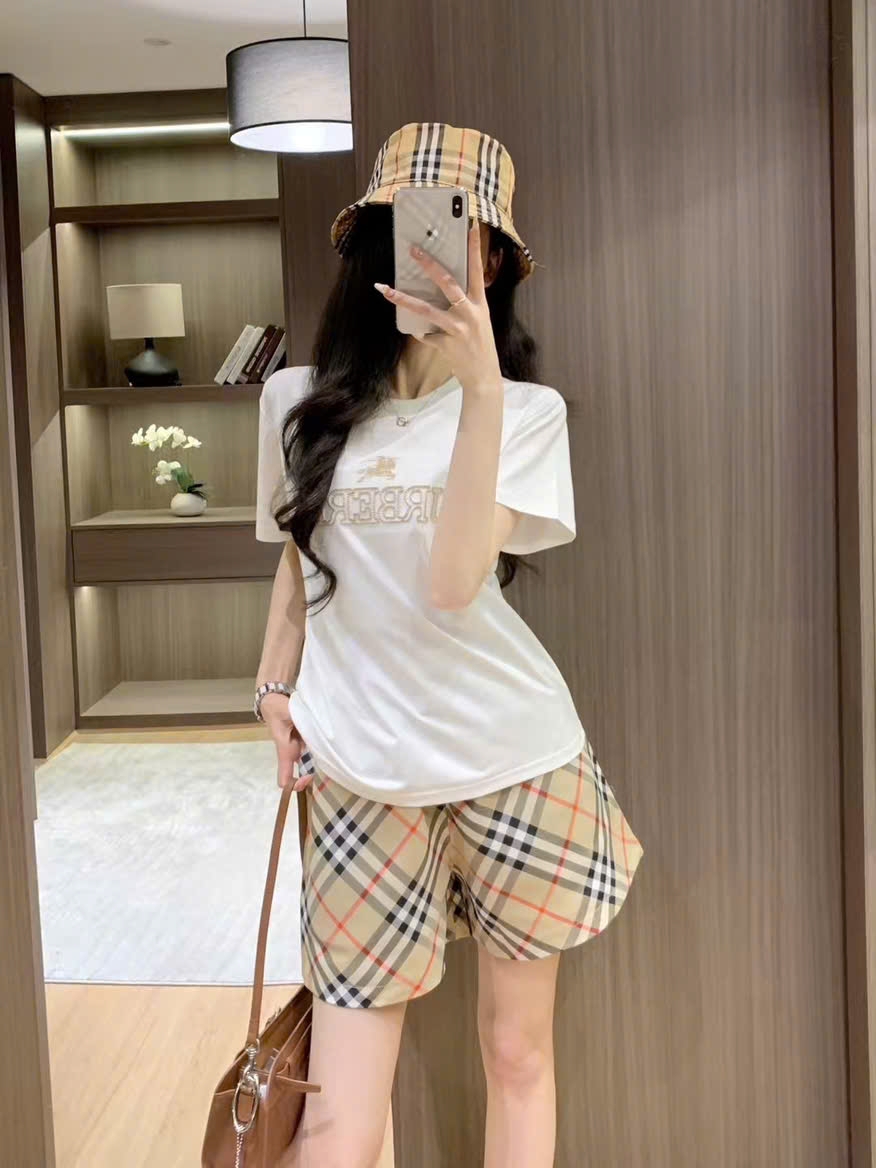 Set áo thun quần short nữ nâu Burberry 3
