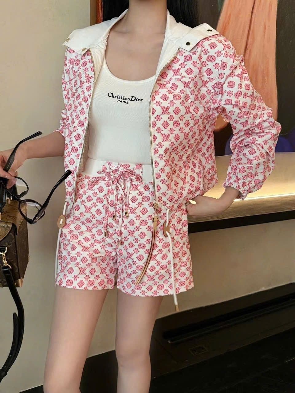 Set áo có nón và quần short nữ màu hồng LV 1