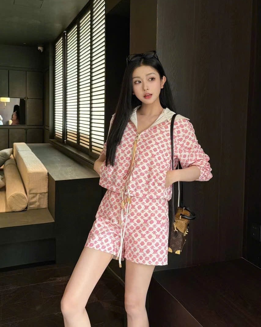 Set áo có nón và quần short nữ màu hồng LV 4