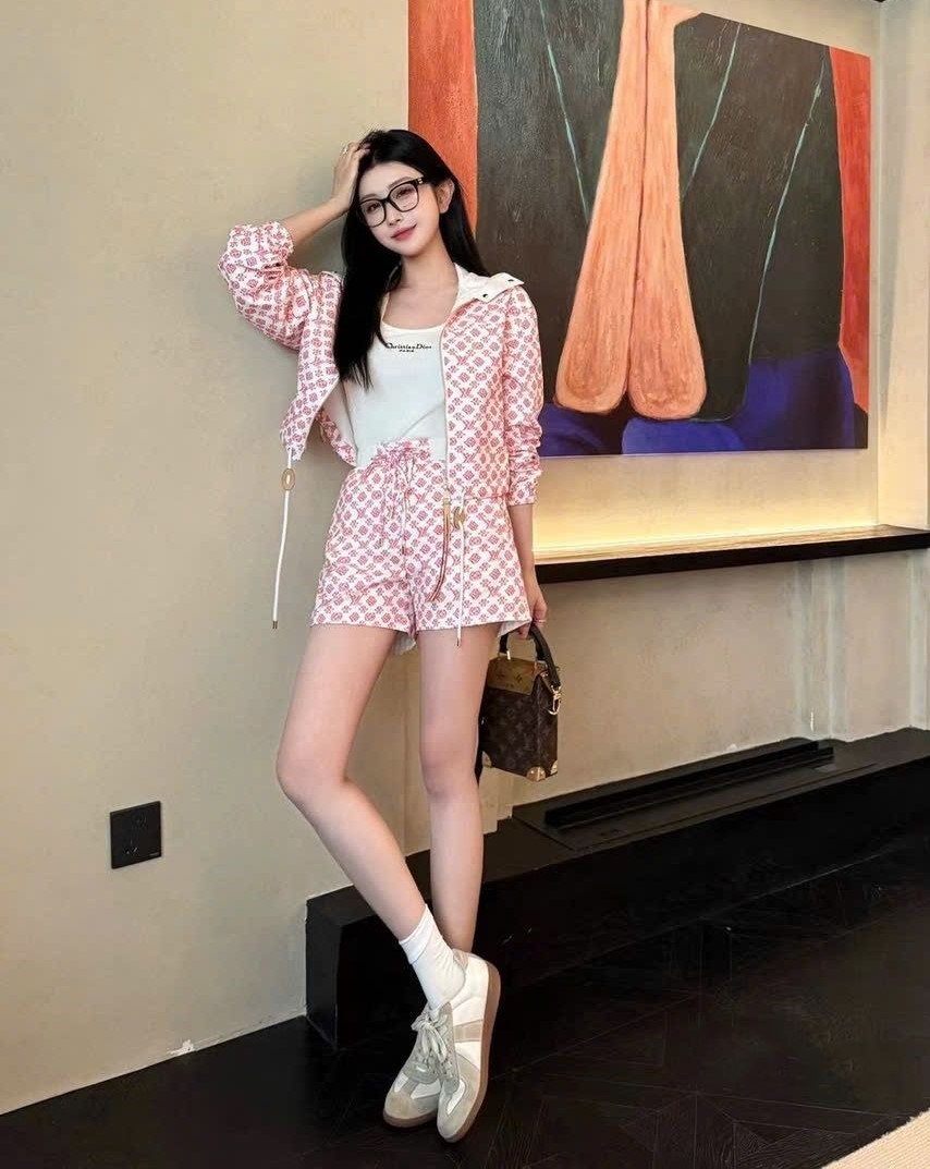 Set áo có nón và quần short nữ màu hồng LV 5