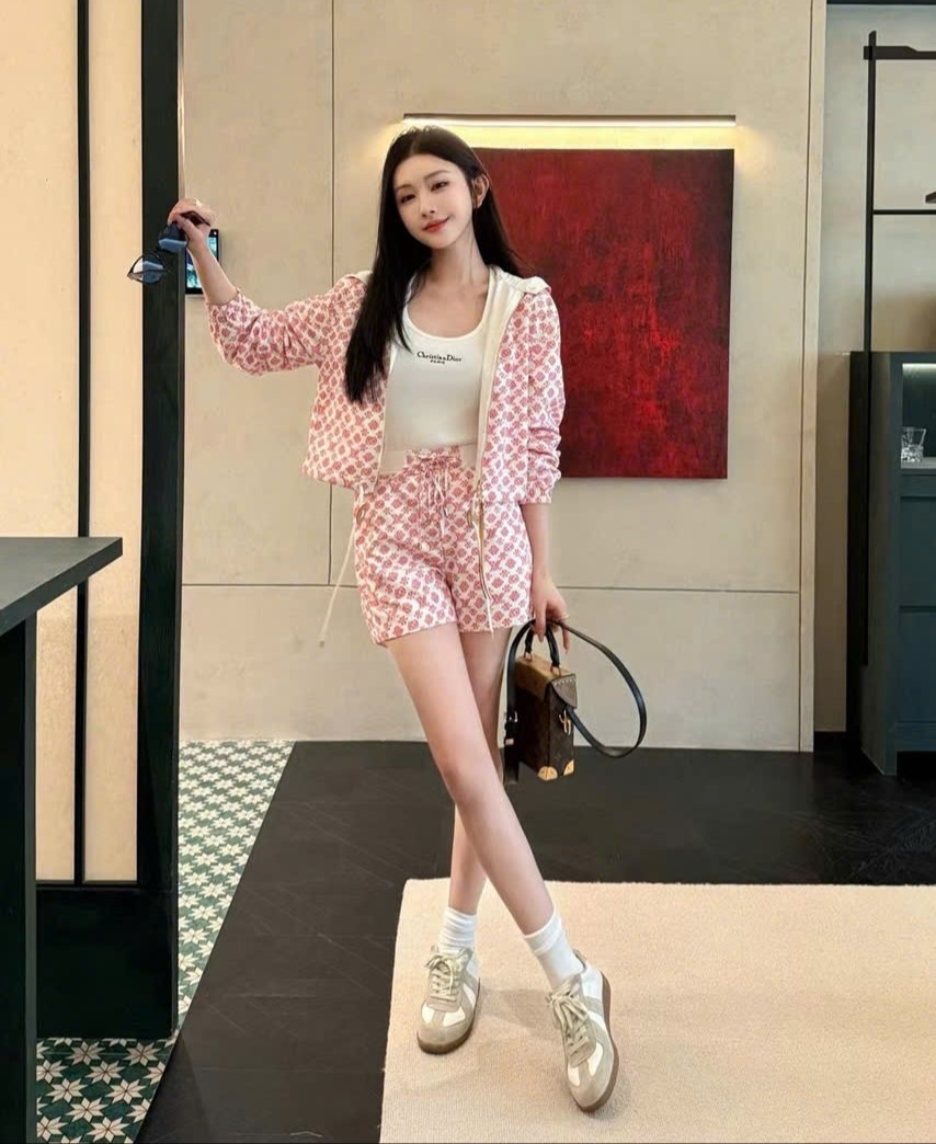 Set áo có nón và quần short nữ màu hồng LV 3