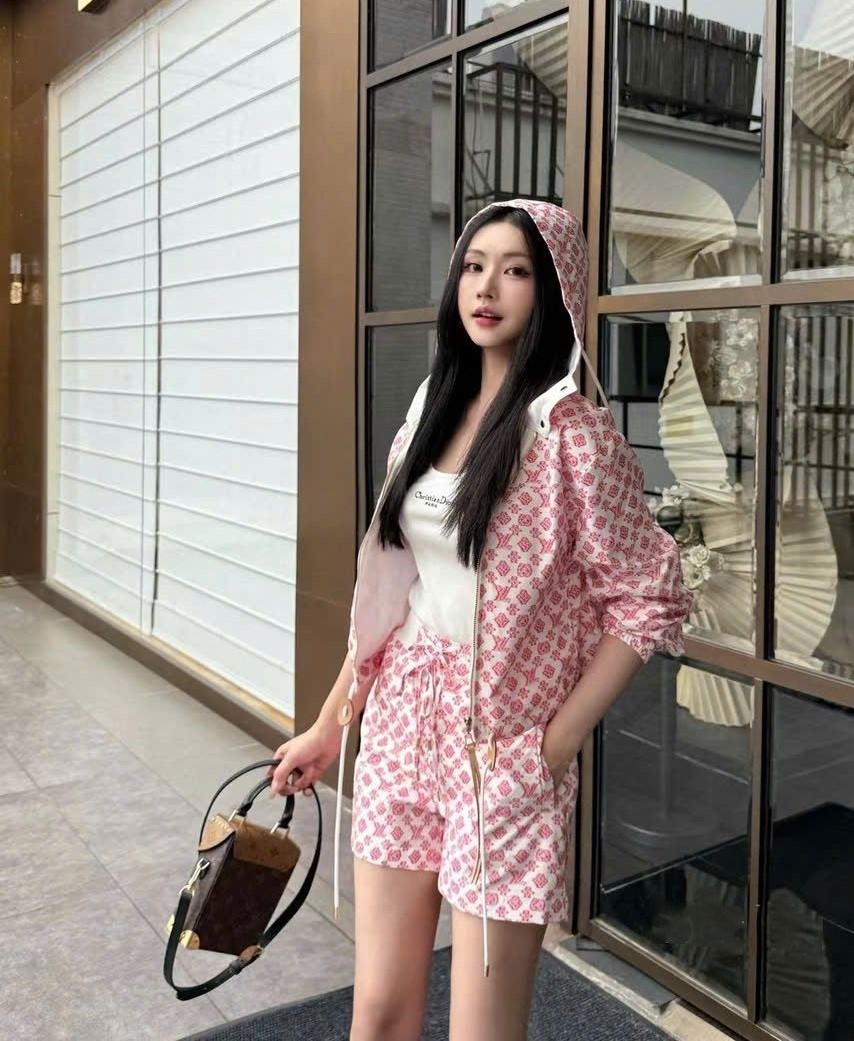 Set áo có nón và quần short nữ màu hồng LV 7