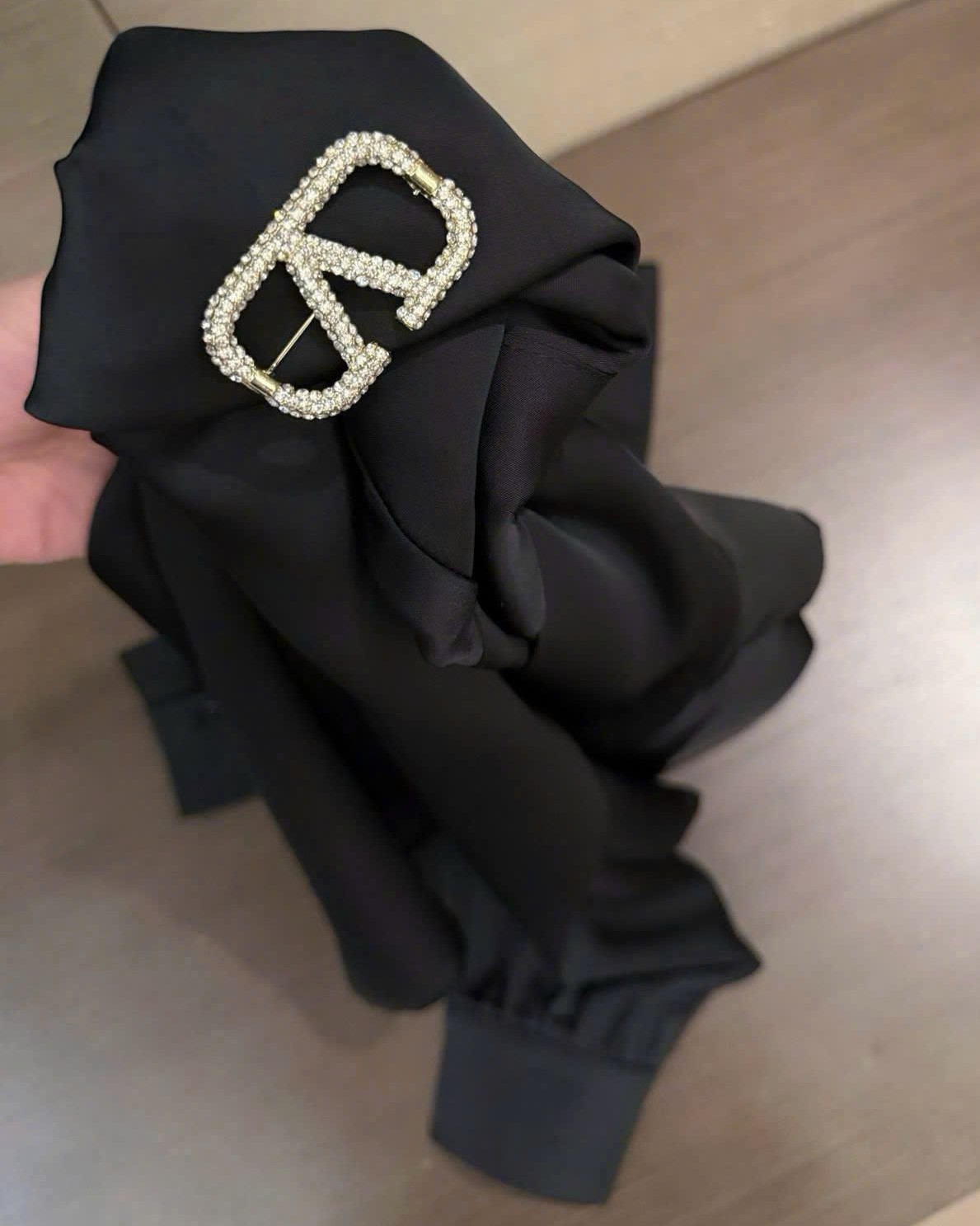 Áo đen cột nơ vải lụa Valentino 1