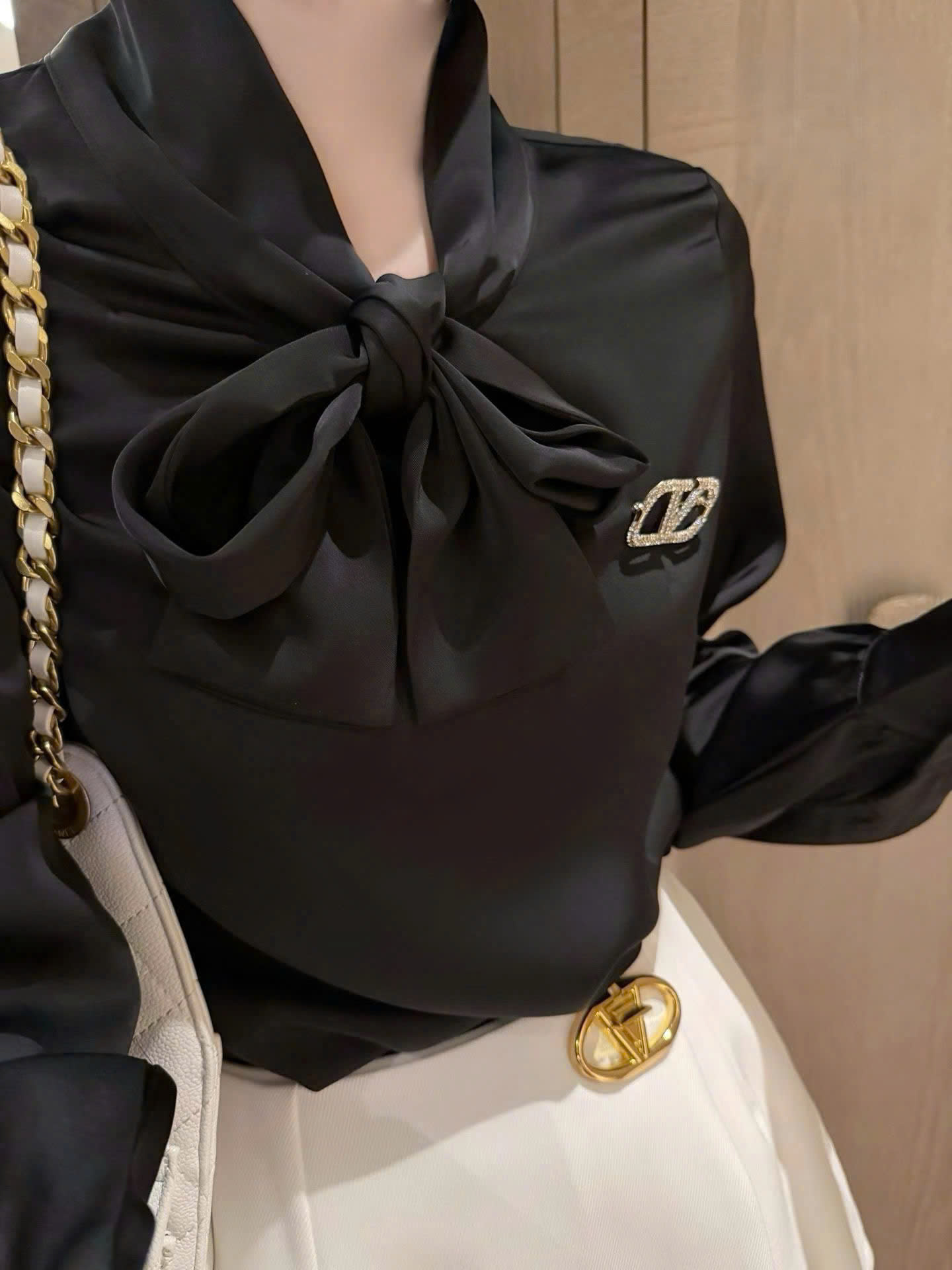 Áo đen cột nơ vải lụa Valentino 5